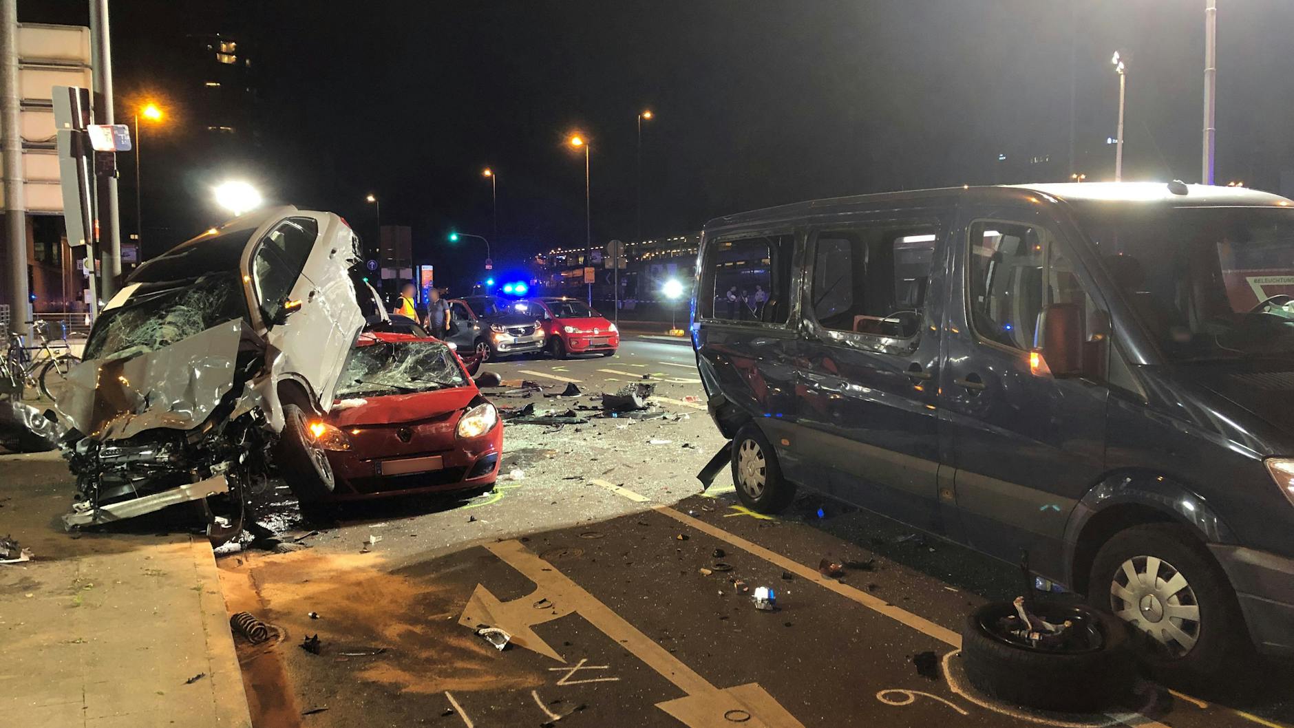 Der Audi flog durch die Luft und landete auf dem Dach eines Renault Twingo. 