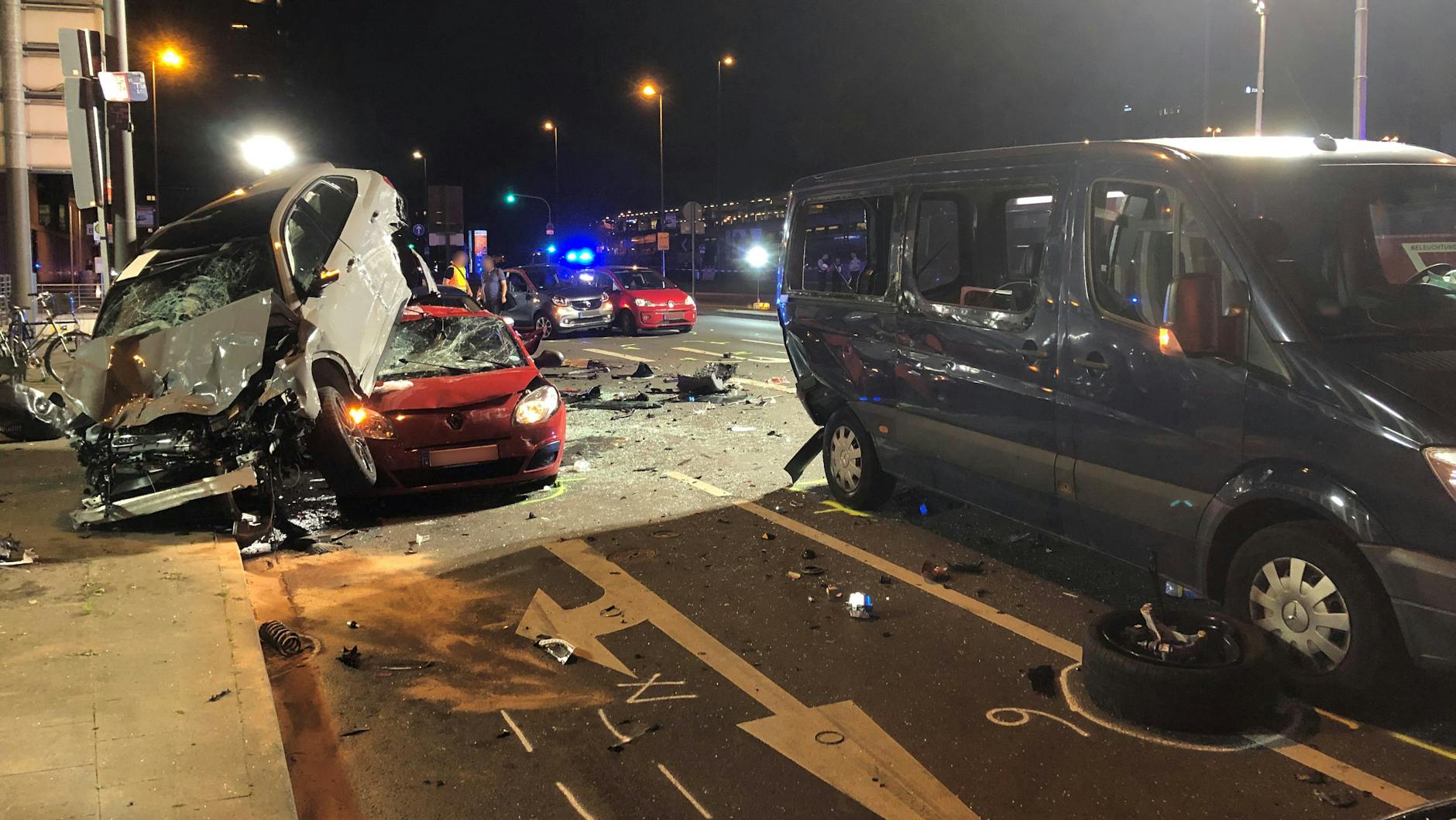 Alle Unfallbeteiligten wurden verletzt behandelt. 