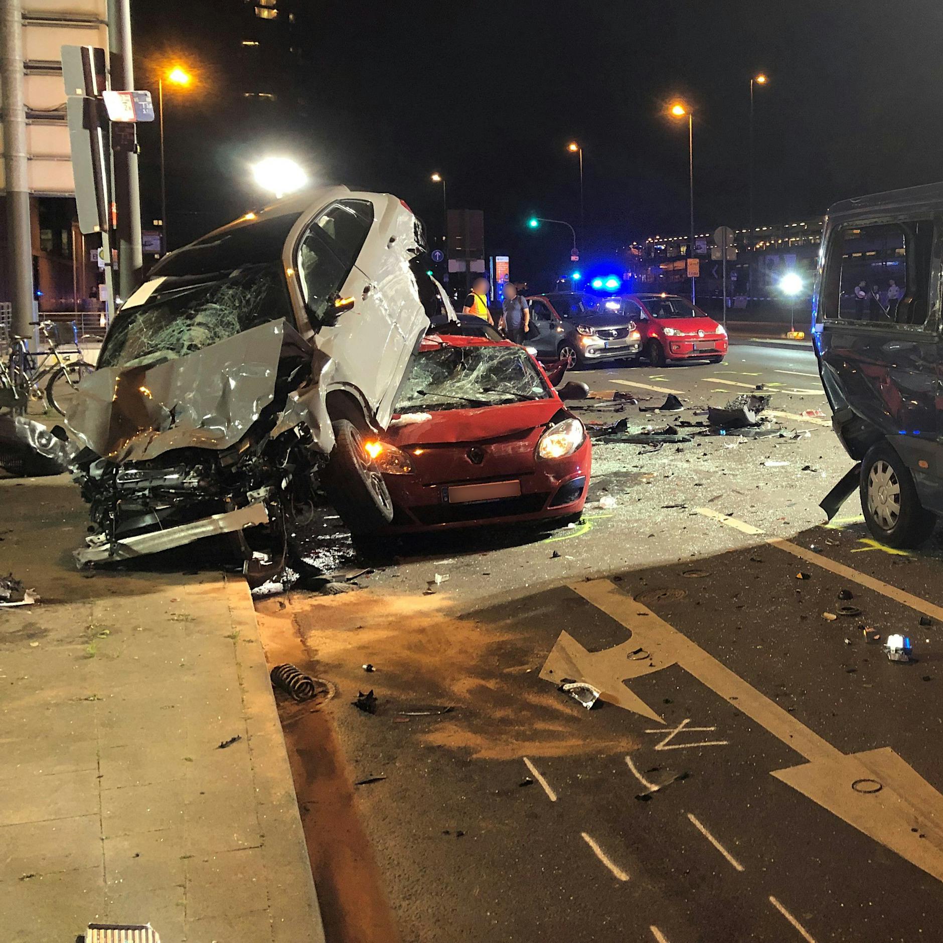 Massen-Unfall in der Innenstadt: 14 Verletzte, 10 Autos Schrott!