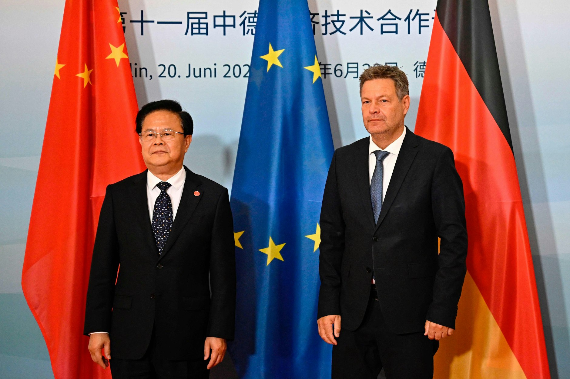 Robert Habeck mit dem chinesischen Vorsitzenden der Planungskommission Zheng Shanjie.