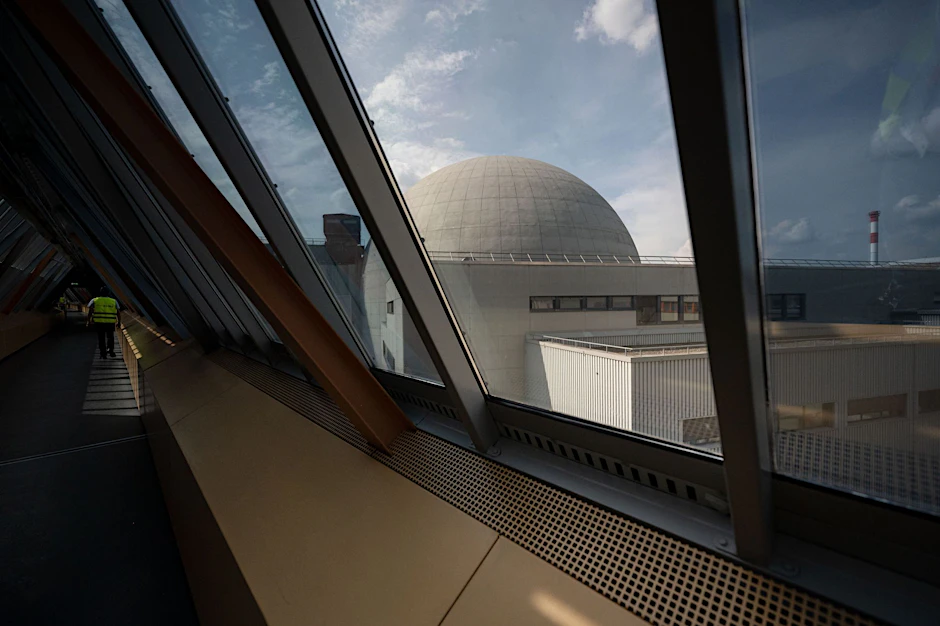 ARCHIV - Ein Mann geht während eines Presserundgangs einen oberirdischen Gang auf dem Gelände des Atomkraftwerks Neckarwestheim entlang.  