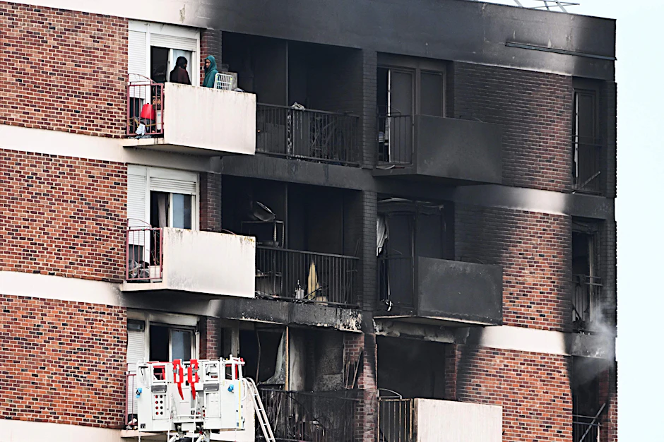 Das Feuer brach im neunten Obergeschoss des Hauses auf und griff auf weitere Wohnungen über.