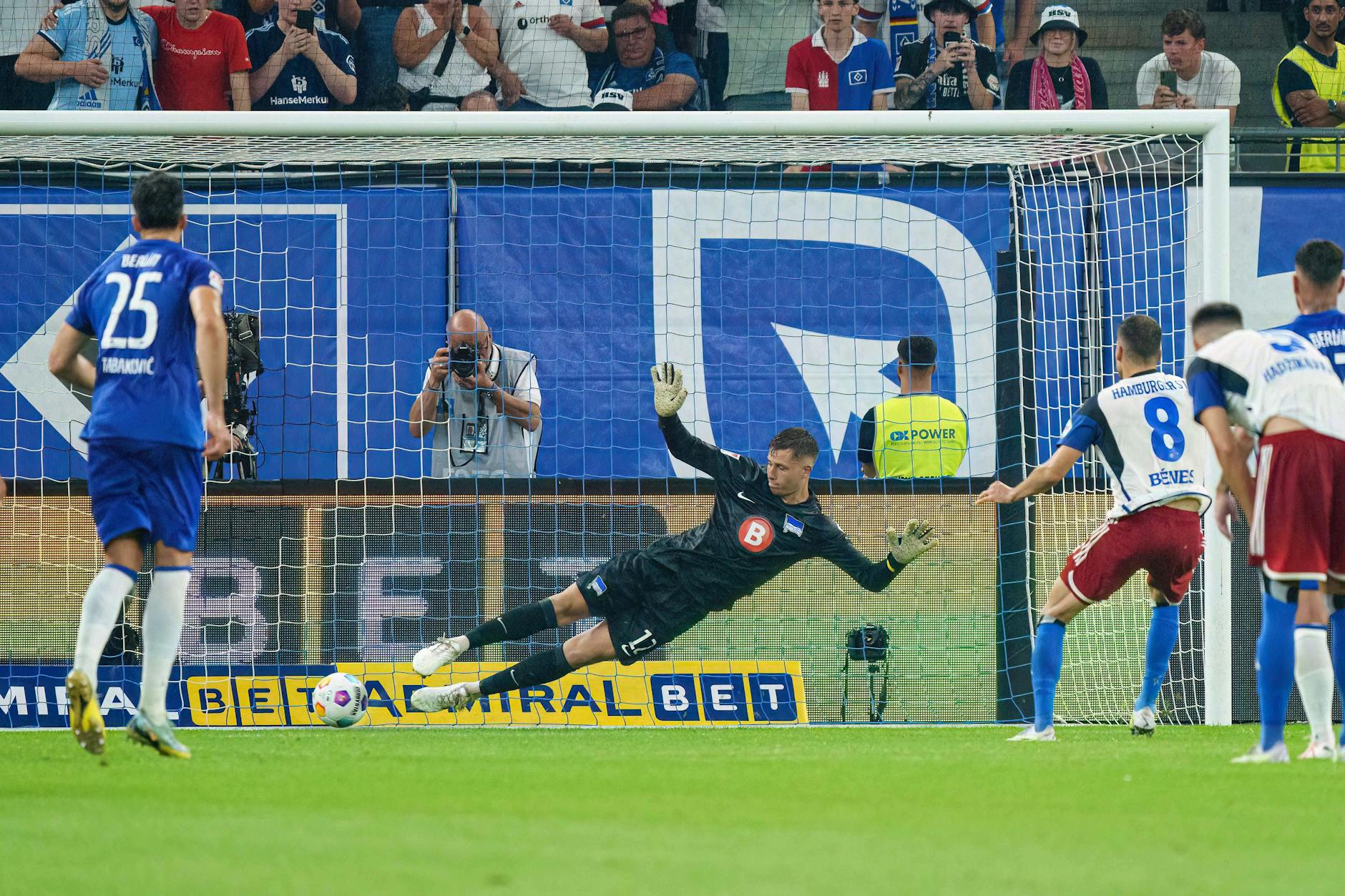 Chancenlos! Herthas Keeper Tjark Ernst hechtete in die falsche Ecke und Hamburgs Laszlo Benes traf per Elfer zum 2:0.