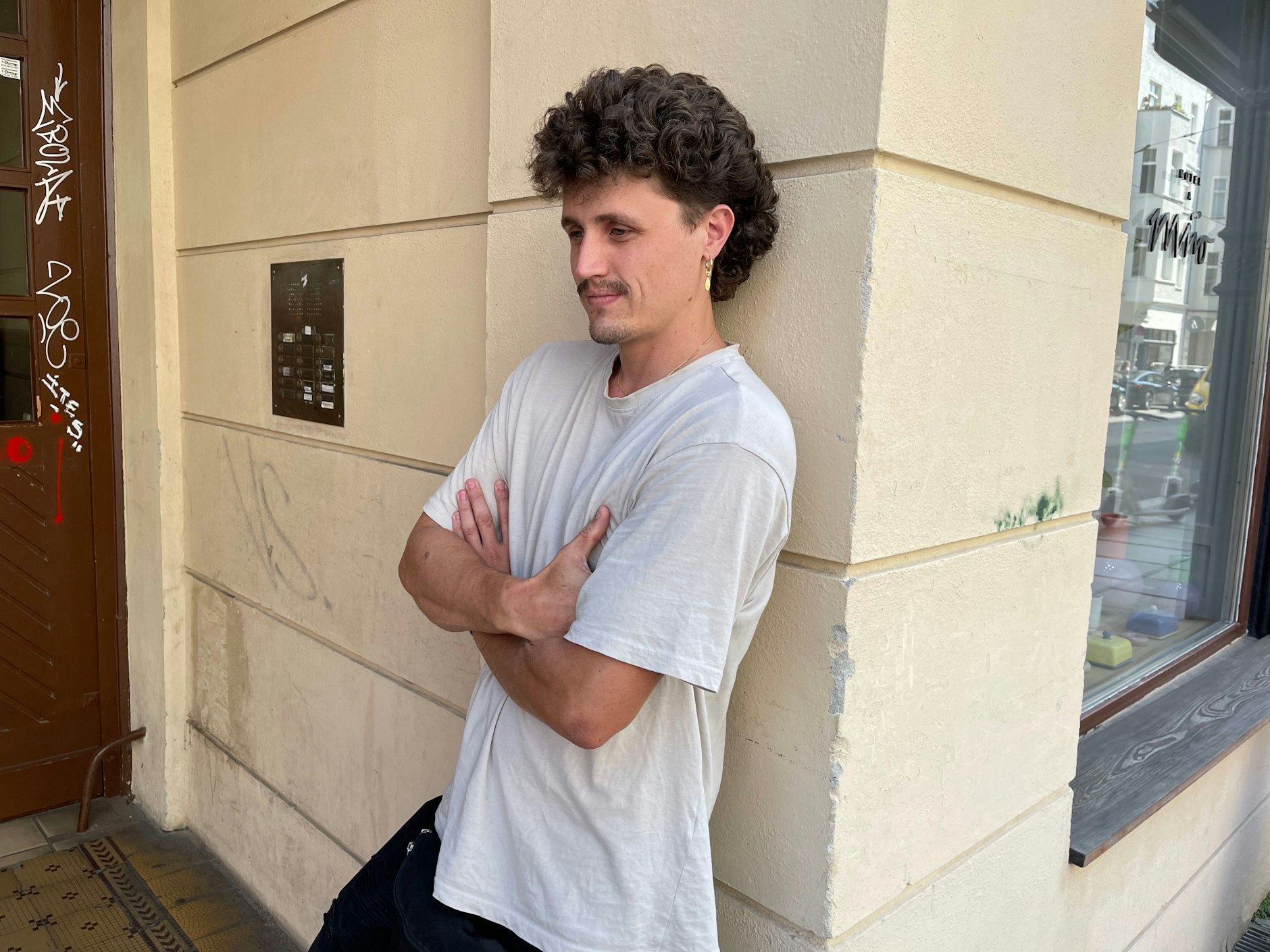 Viktor kommt eigentlich aus Holland, hat aber auch schon in Berlin gewohnt. Jetzt lebt er in der Schweiz. Selbst in dem eher gesetzten Land komme seine Frisur gut an, sagt Viktor. Kein Wunder, so formschön sind Vokuhilas selten.&nbsp;