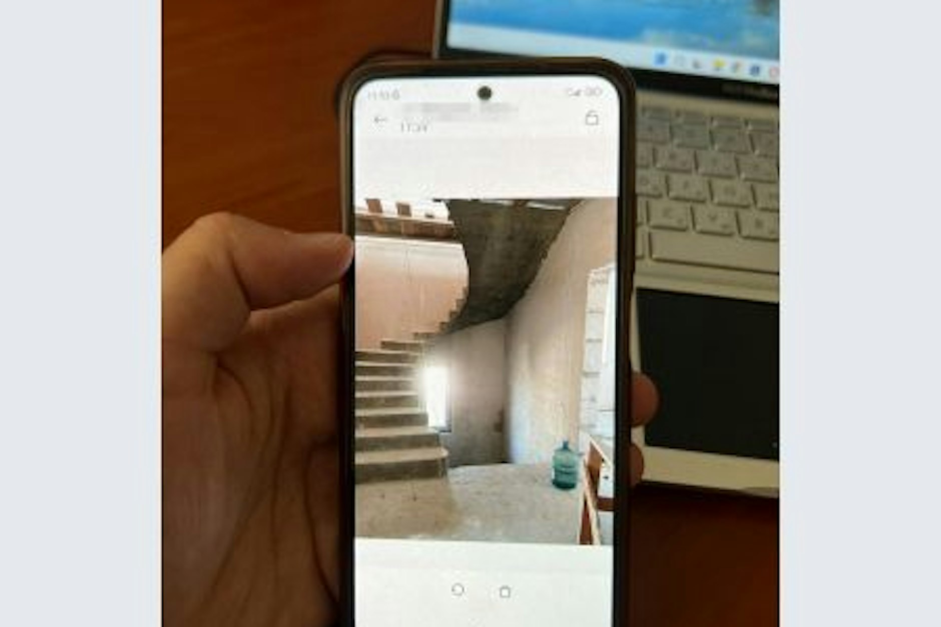 Ein Bild aus dem Inneren des Eigenheims: Eine Wendeltreppe gibt es auch.