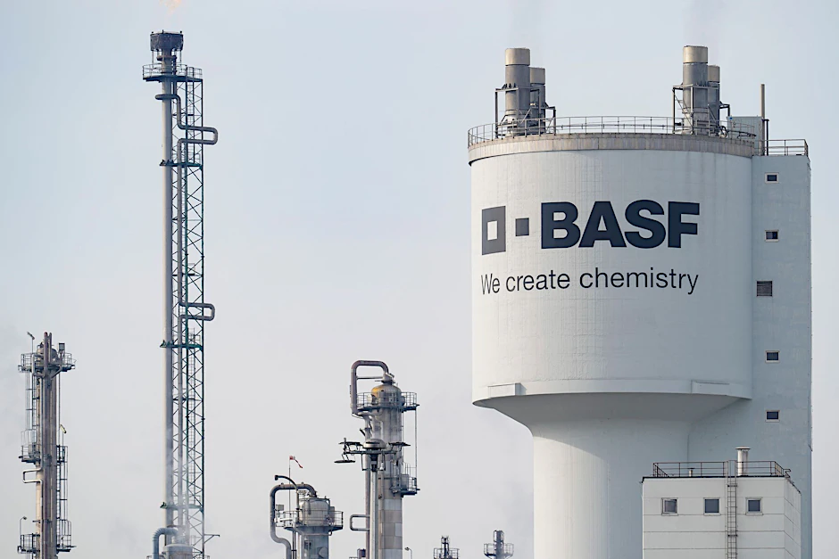 ARCHIV - Das Dax-Unternehmen BASF leidet unter der derzeitigen Konjunkturschwäche und vergleichsweise hohen Energiepreisen in Deutschland.  