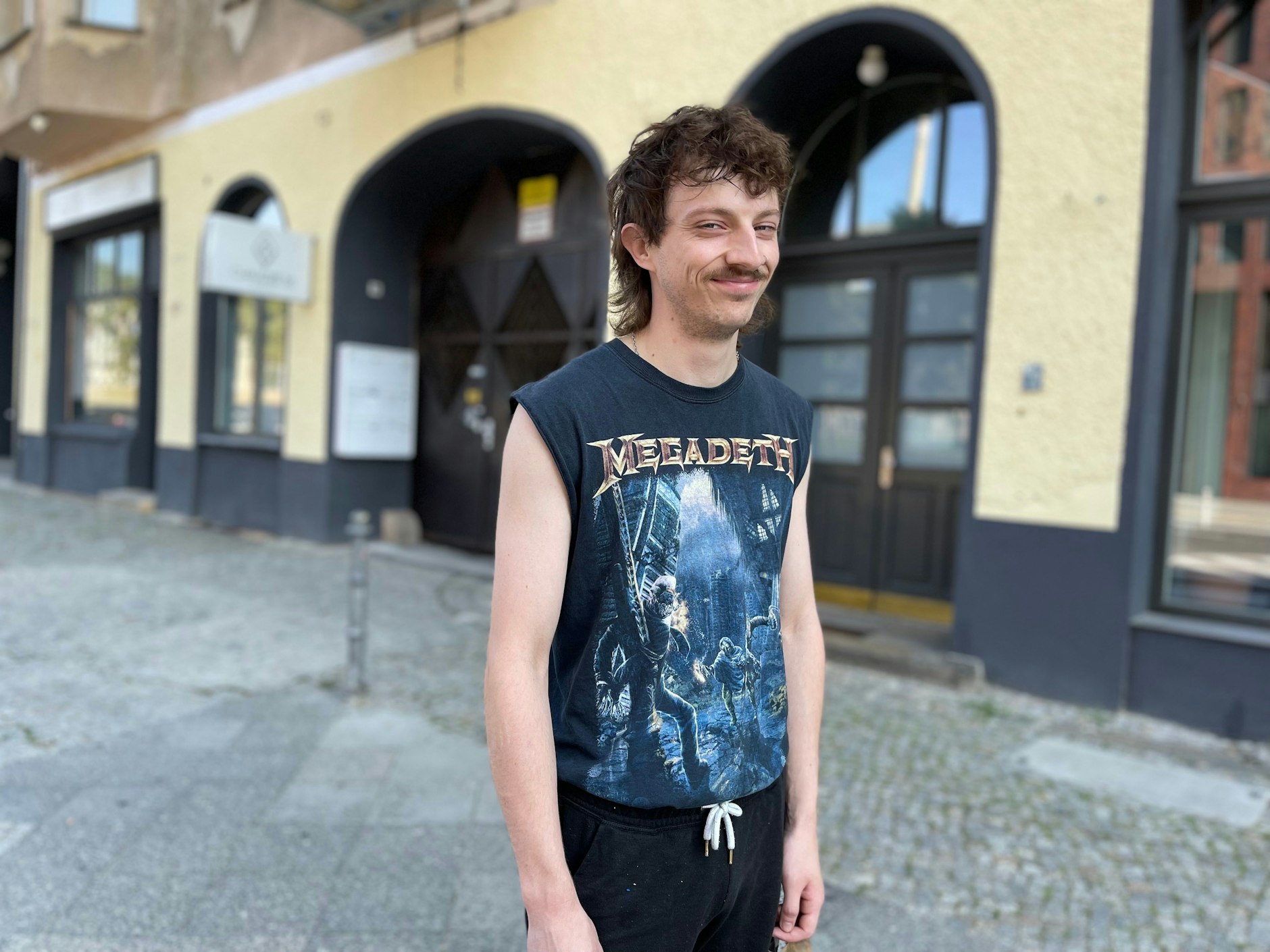 Daniel trägt den Vokuhila ganz klassisch. Dazu kombiniert er einen Oberlippenbart und ein Tanktop der Trash-Metal-Band Megadeth. Den Mullet habe er seit Weihnachten, sagt er. Davor seien seine Haare ganz lang gewesen. Ein Anblick, der Freude macht.&nbsp;