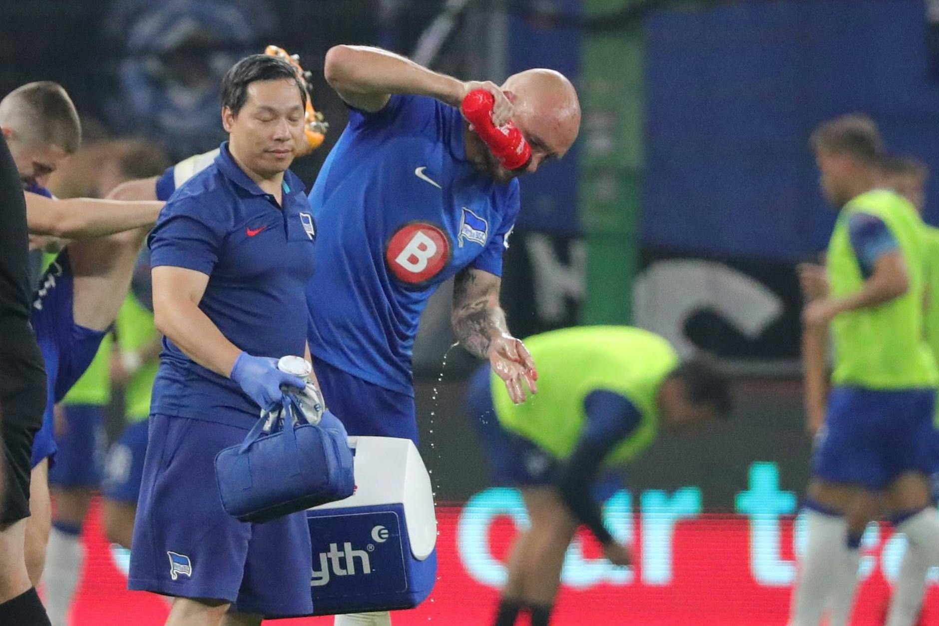 Herthas Abwehrchef Toni Leistner spült sich mit einer Trinkflasche das Blut aus dem Gesicht. Seine Nase ist gebrochen.