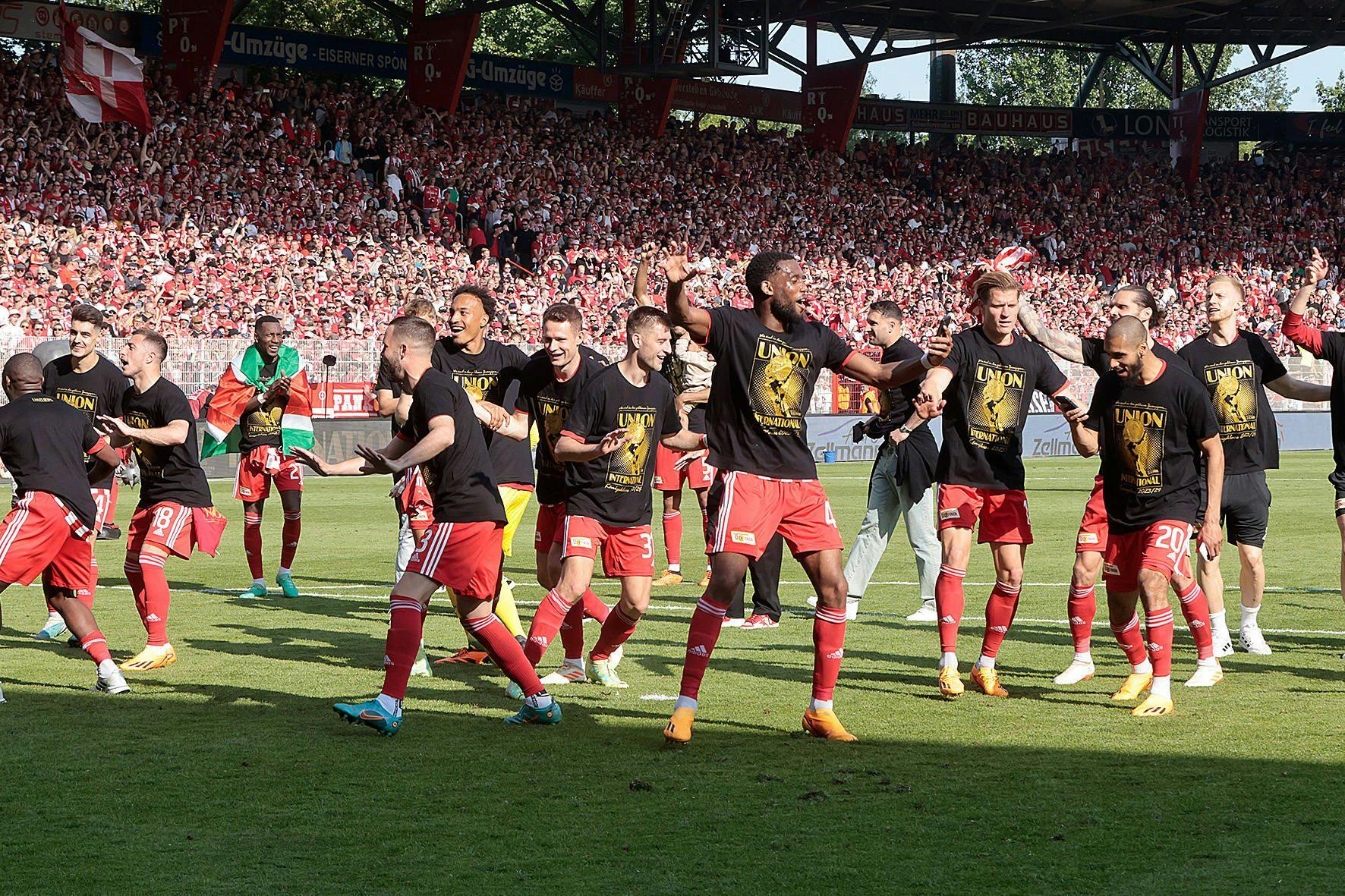 So sehen Heimsieger aus! Die Profis des 1. FCc Union nach ihrem historischen 1:0-Heimsieg gegen Werder Bremen im Mai. Es war das Ticket zur Champions League.