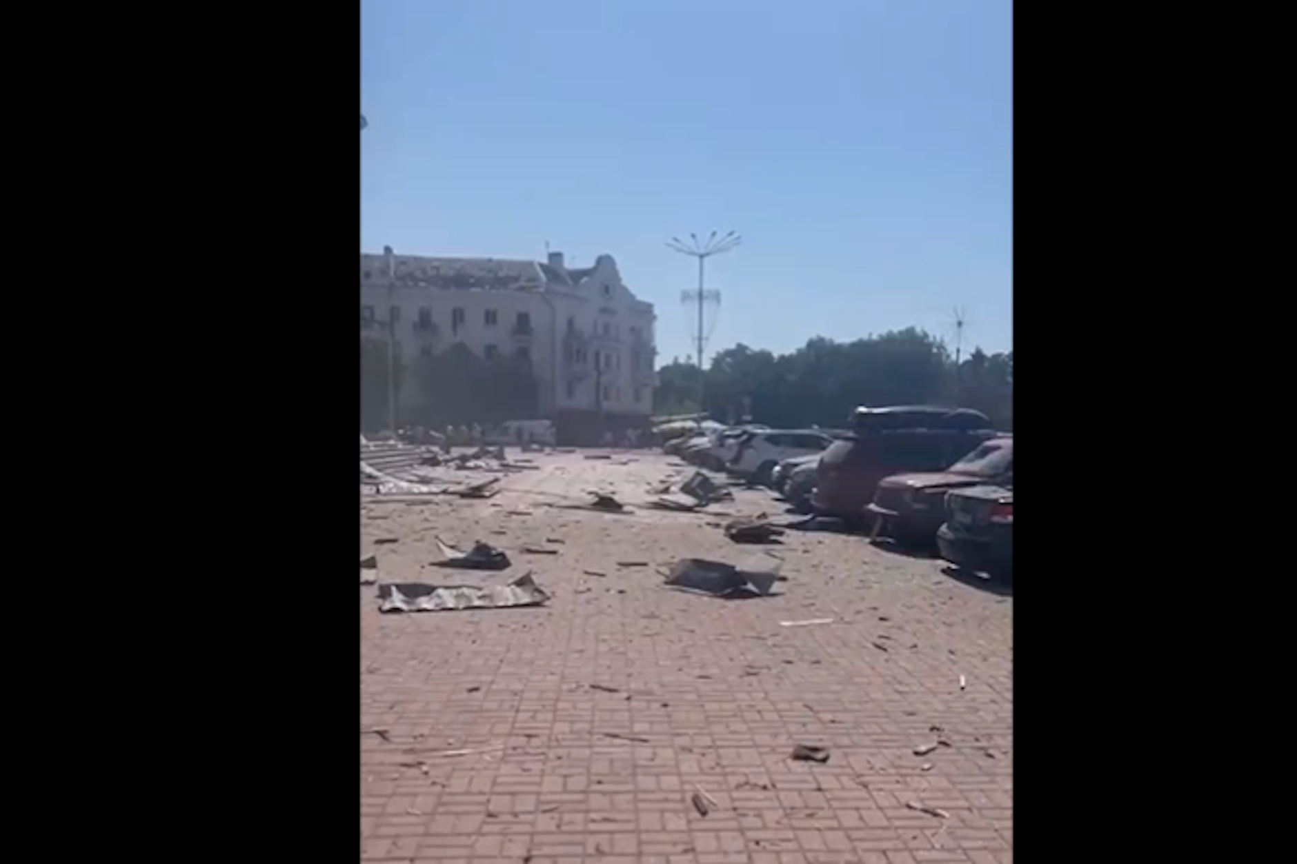 Der Screenshot aus einem Video zeigt die Zerstörung in Tschernihiw nach einem Raketenangriff.