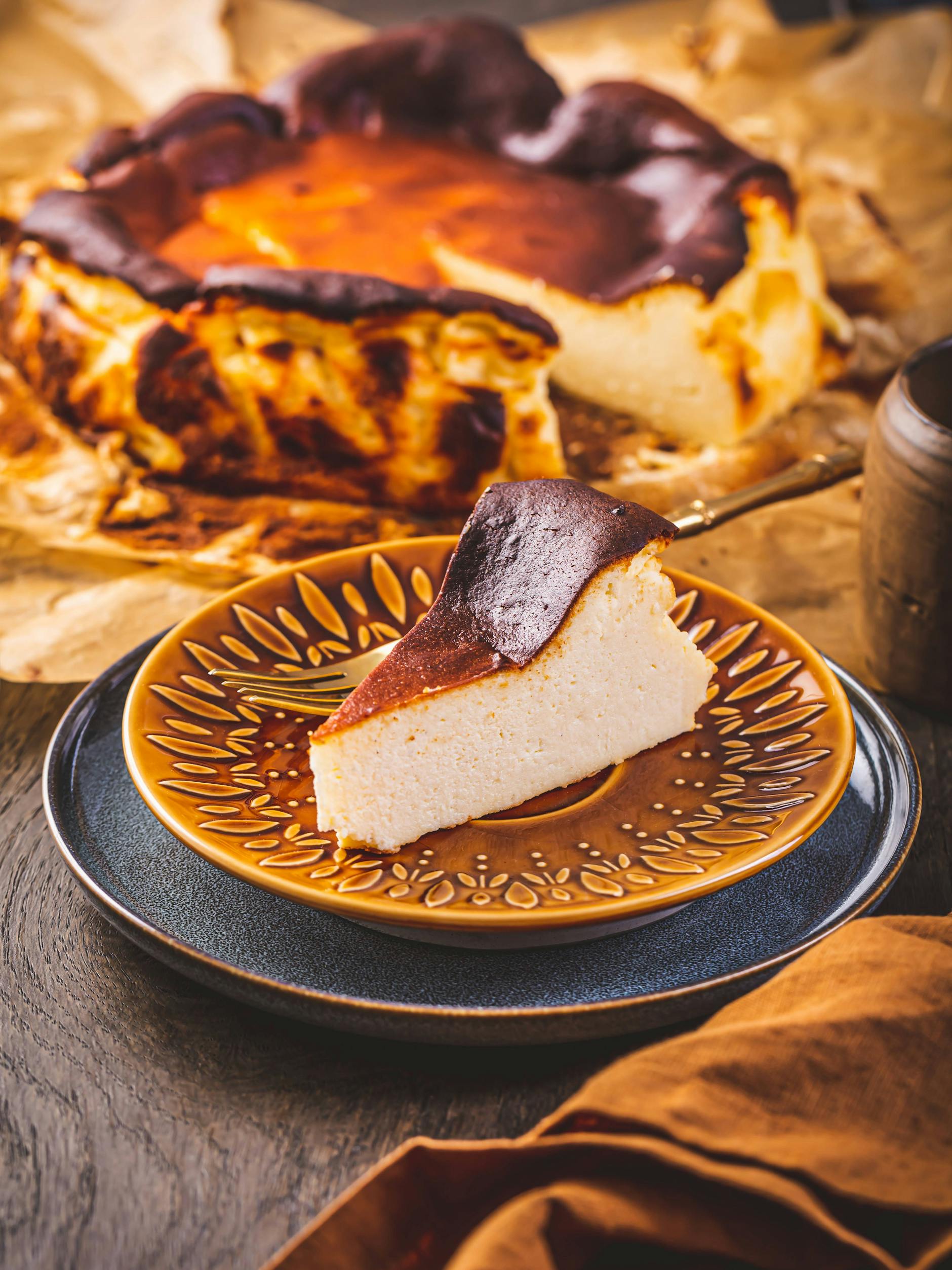 Wie dunkel Sie die Quarktorte wollen, entscheiden Sie mit der Backzeit selbst.