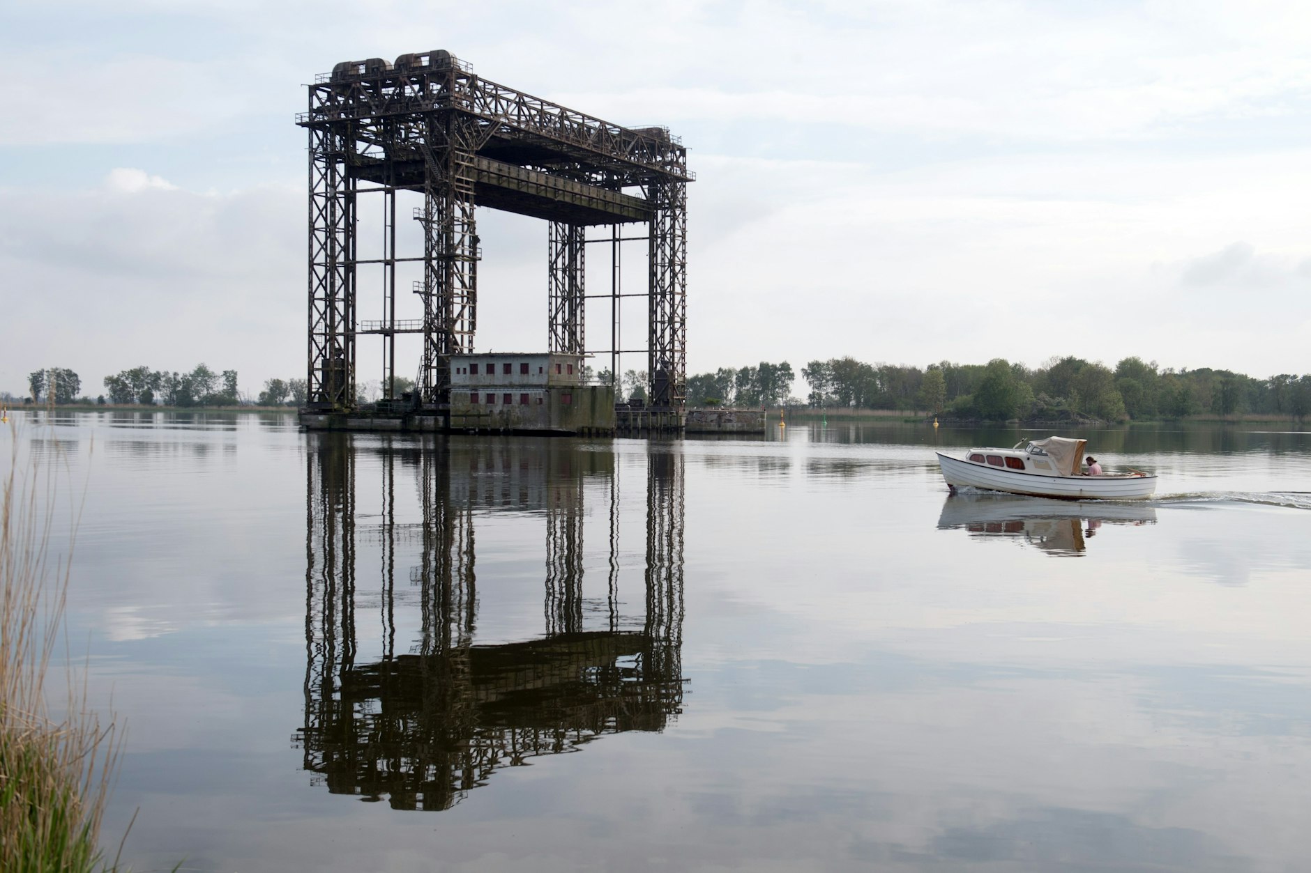 Die Hubbrücke bei Karnin. Hier querten die Züge von Berlin nach Heringsdorf den Peenestrom, der Usedom vom Festland trennt. 1945 sprengte die Wehrmacht die anderen Brückenteile. 1990 wollte die Deutsch Reichsbahn das Bauwerk abreißen. Doch Inselbewohner protestierten erfolgreich.