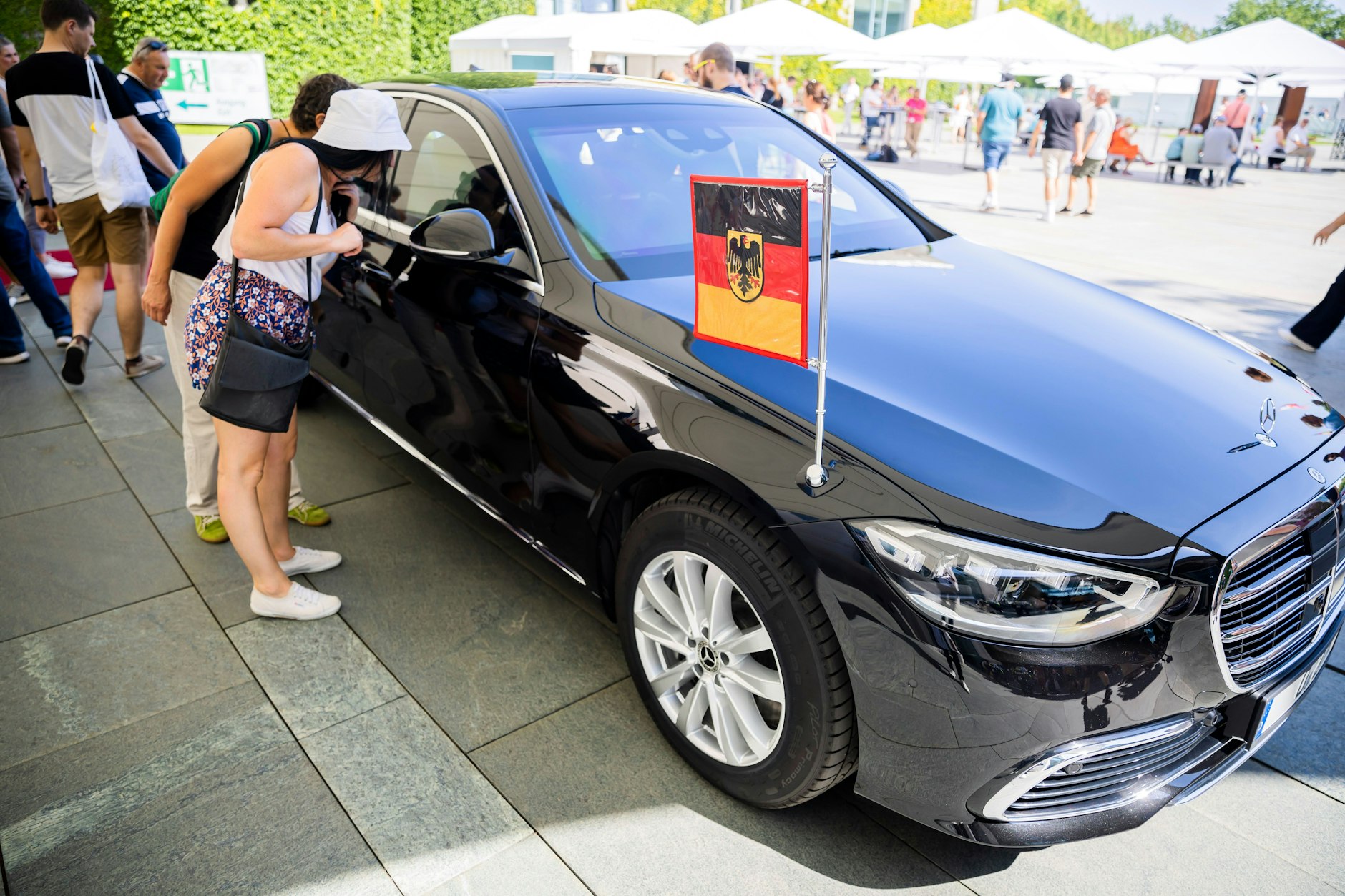 Blick hinein: Besucherinnen und Besucher schauen, wo Scholz sonst sitzt und sich durchs Land kutschieren lässt.