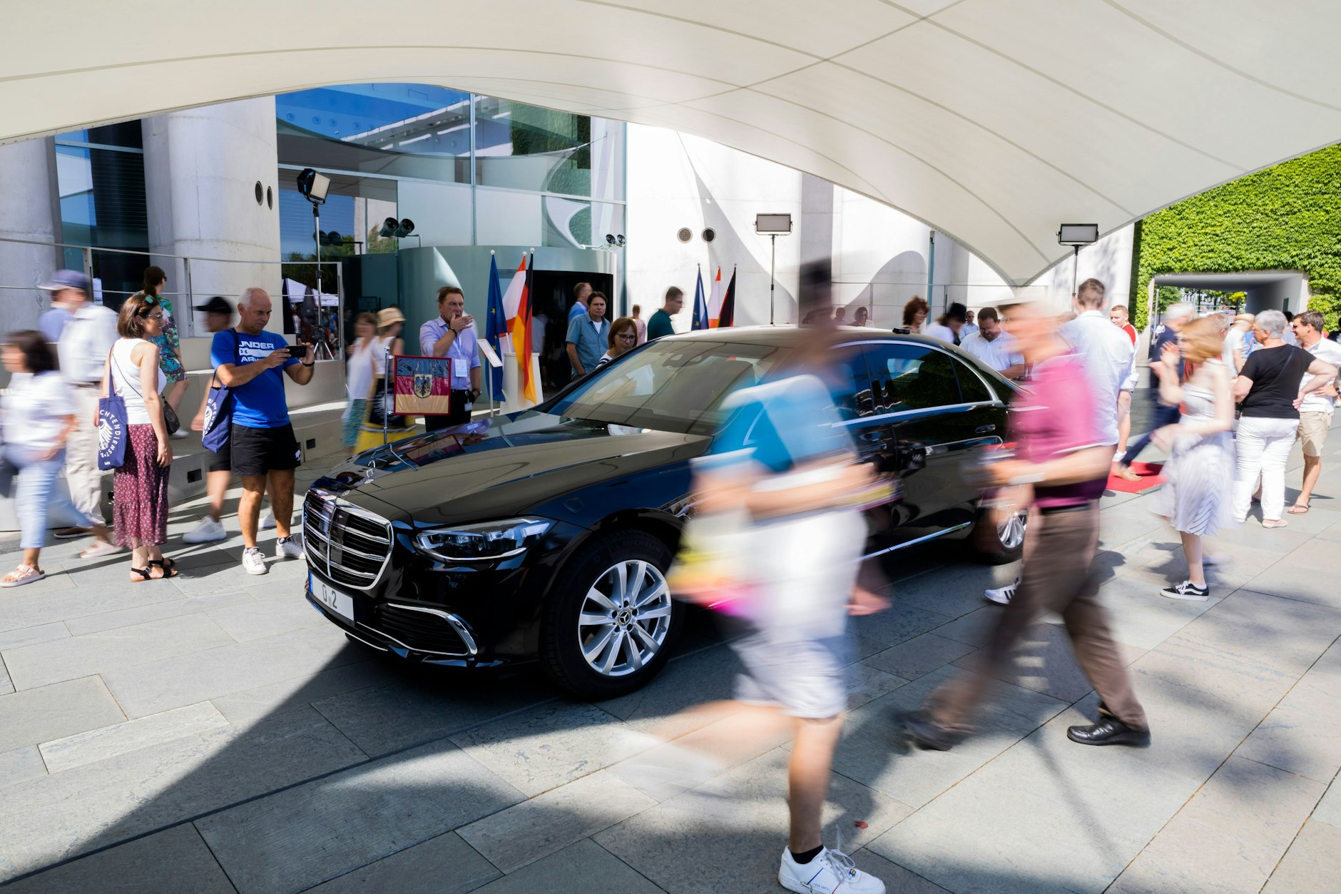 Schicket Auto: Auch die Limousine des Bundeskanzlers kann im Ehrenhof des Bundeskanzleramts besichtigt werden.