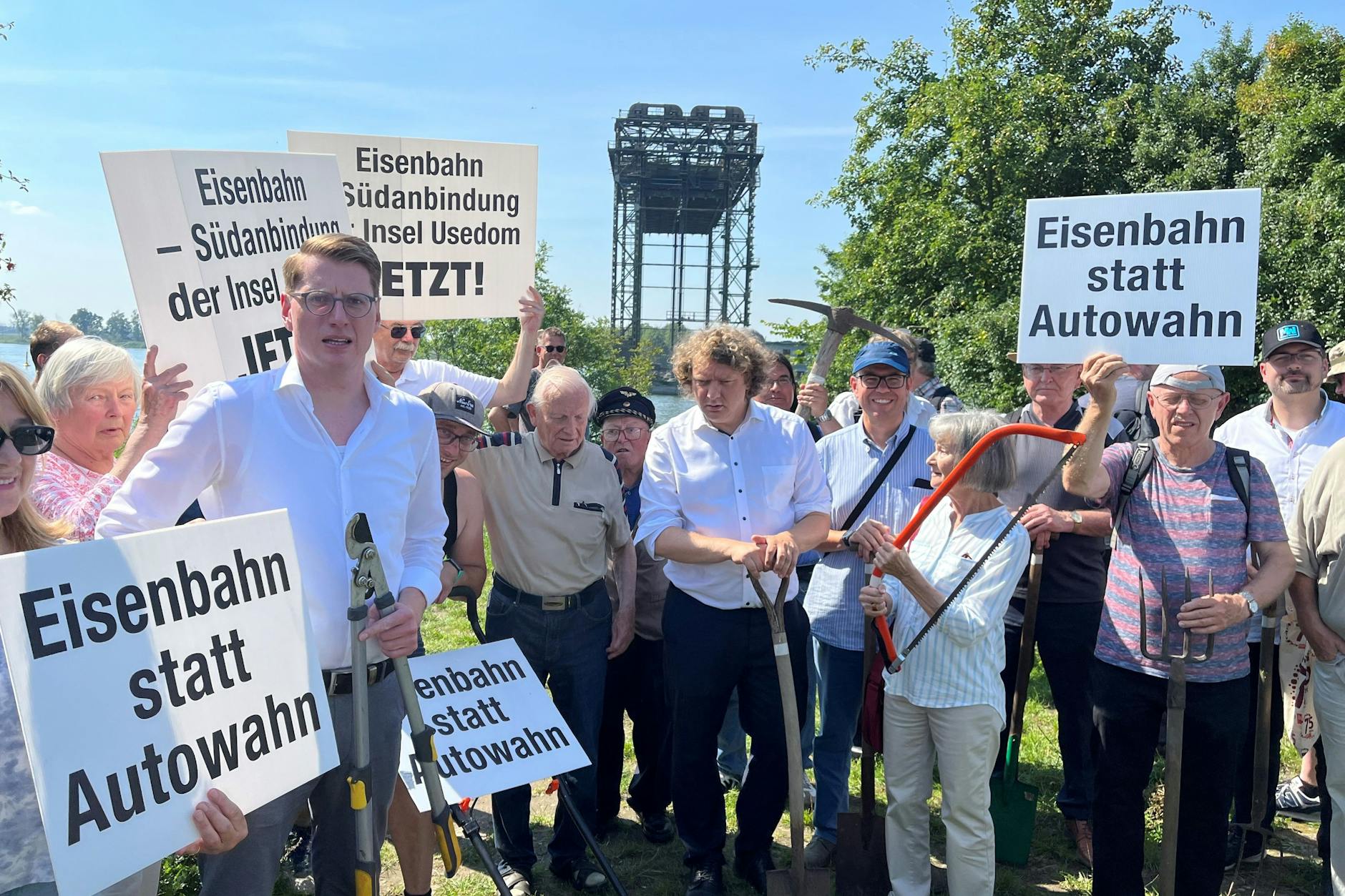 Protestaktion auf der alten Bahntrasse: Vor der Kulisse der Hubbrücke demonstrieren Bürger mit dem SPD-Bundestagsabgeordneten Erik von Malottki (Mitte) für die Reaktivierung der Strecke.