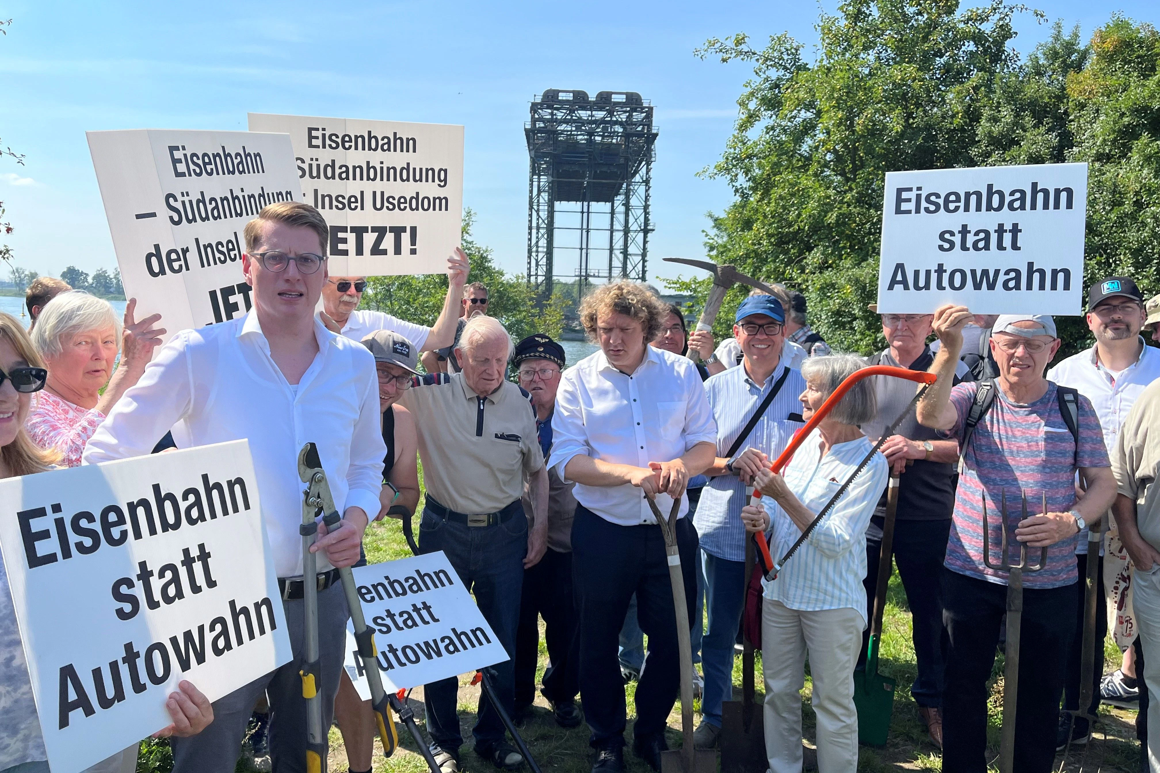 Protestaktion auf der alten Bahntrasse: Vor der Kulisse der Hubbrücke demonstrieren Bürger mit dem SPD-Bundestagsabgeordneten Erik von Malottki (Mitte) für die Reaktivierung der Strecke.