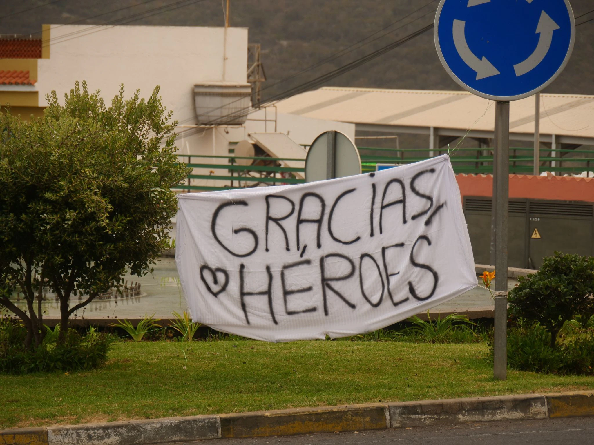 Ein Banner mit der Aufschrift «Gracias, Heroes» (Danke, Helden) ist an einem Kreisverkehr gespannt.  