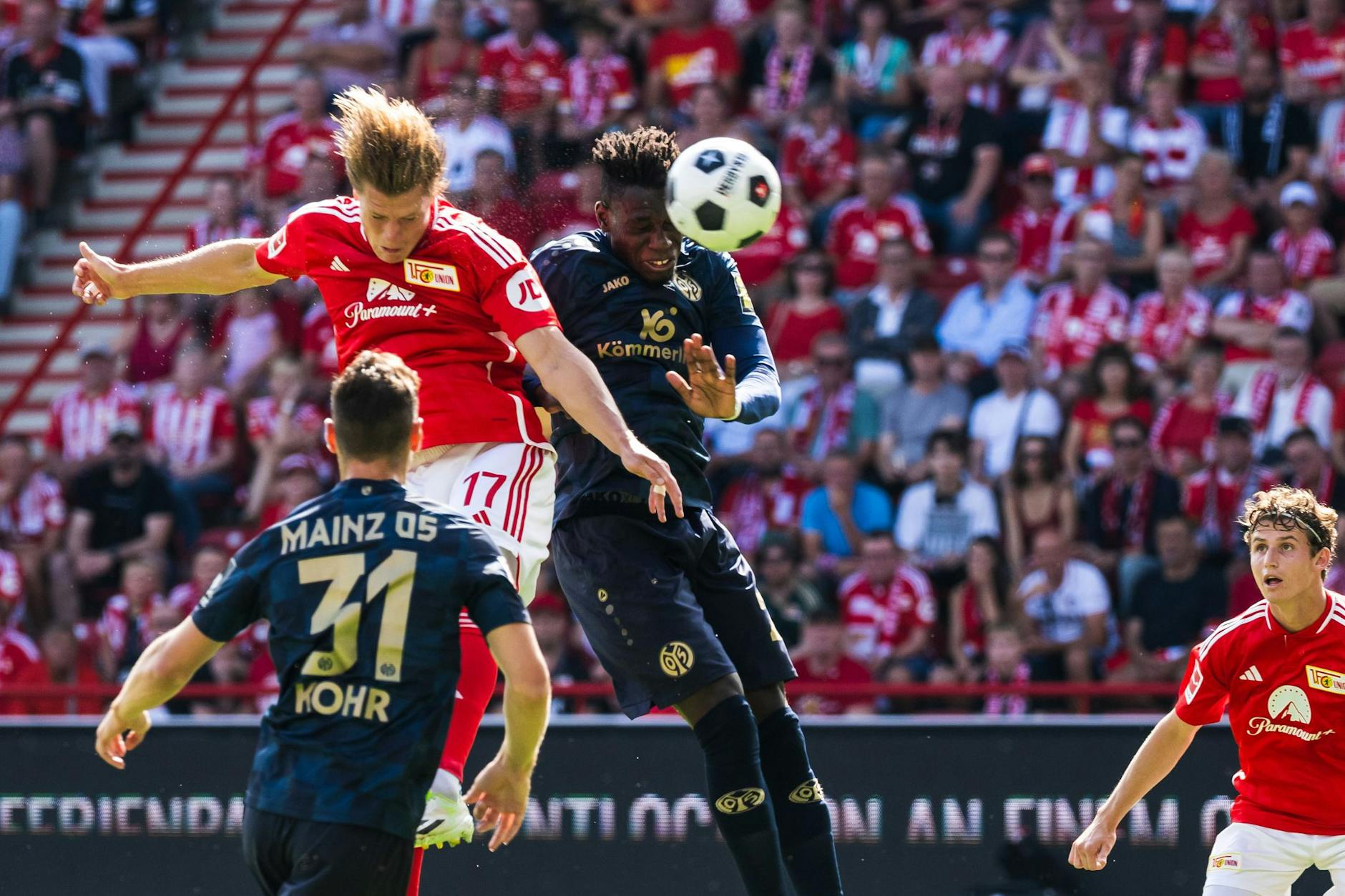 Unions Kevin Behrens (Nummer 17) trifft per Kopf zum 2:0.