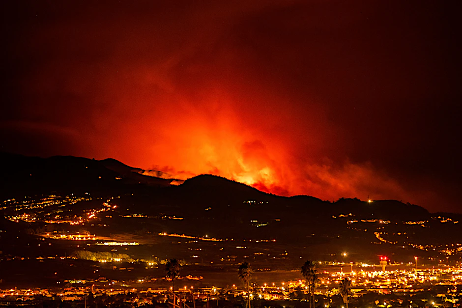 Teneriffa: Am Horizont sind Flammen zu sehen, während sich das Feuer durch den Wald auf die Stadt La Laguna und den Flughafen Los Rodeos zubewegt.