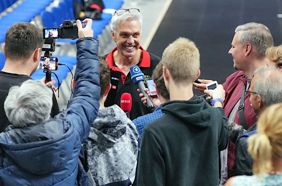 Bundestrainer Gordon Herbert beim Medientraining der deutschen Basketball-Nationalmannschaft.  