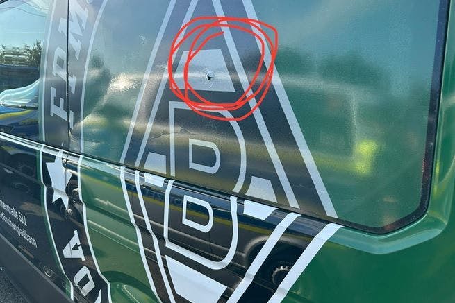 Die Kugel durchschlug die Außenwand des Fan-Transporters.