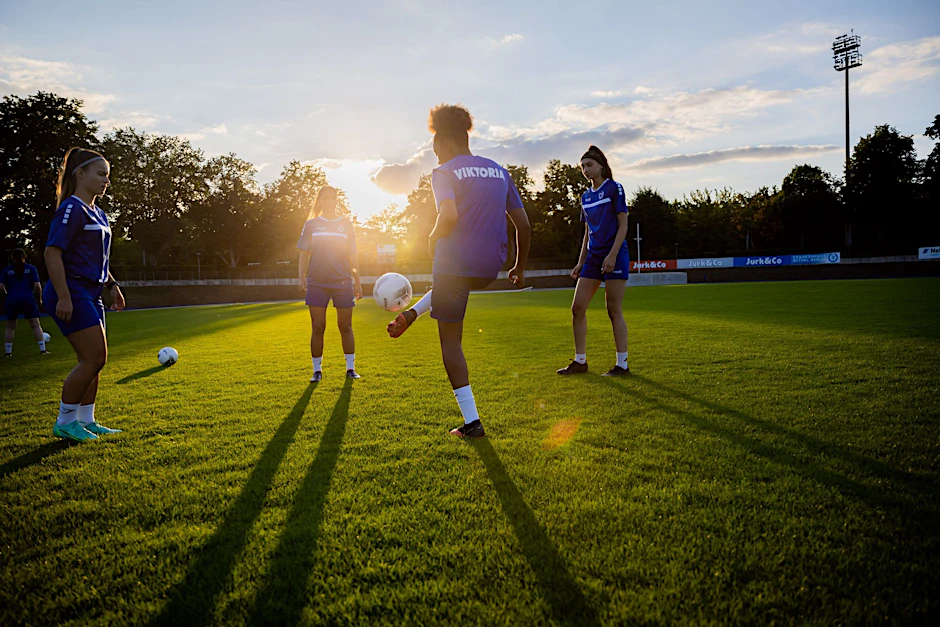 ARCHIV - Maja Wasiak (l-r), Hiva Lorin Beyaztepe, Mona Saar und Hanna Schulte beim Training der Frauenmannschaft von FC Viktoria 1889 Berlin.  