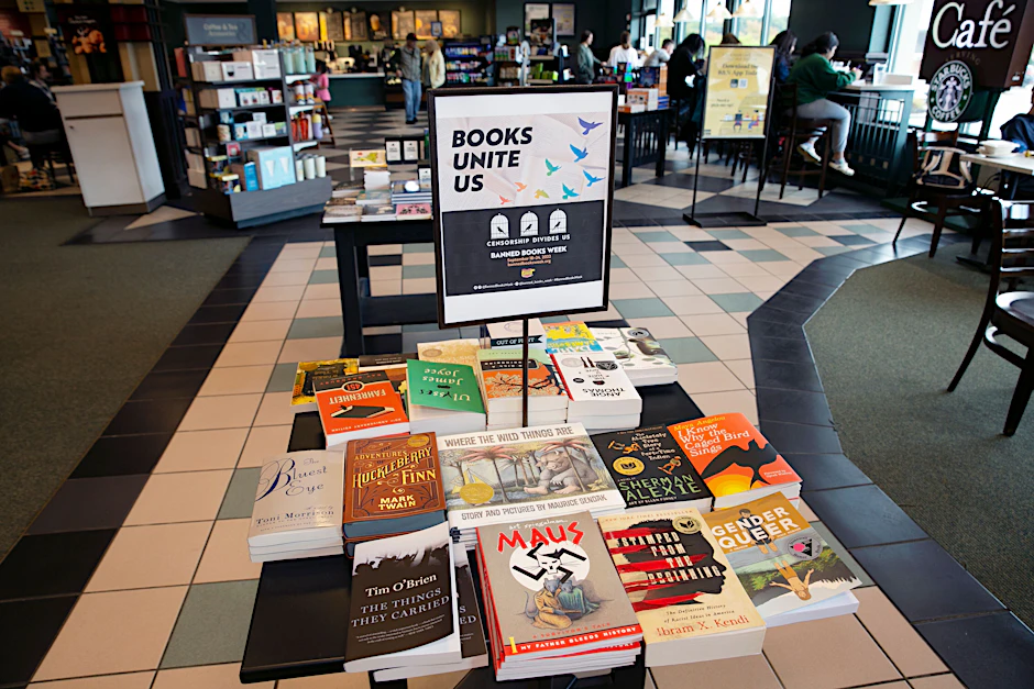 Ein Tisch mit verbannten Büchern, hier in einer Buchhandlung im Bundesstaat New York