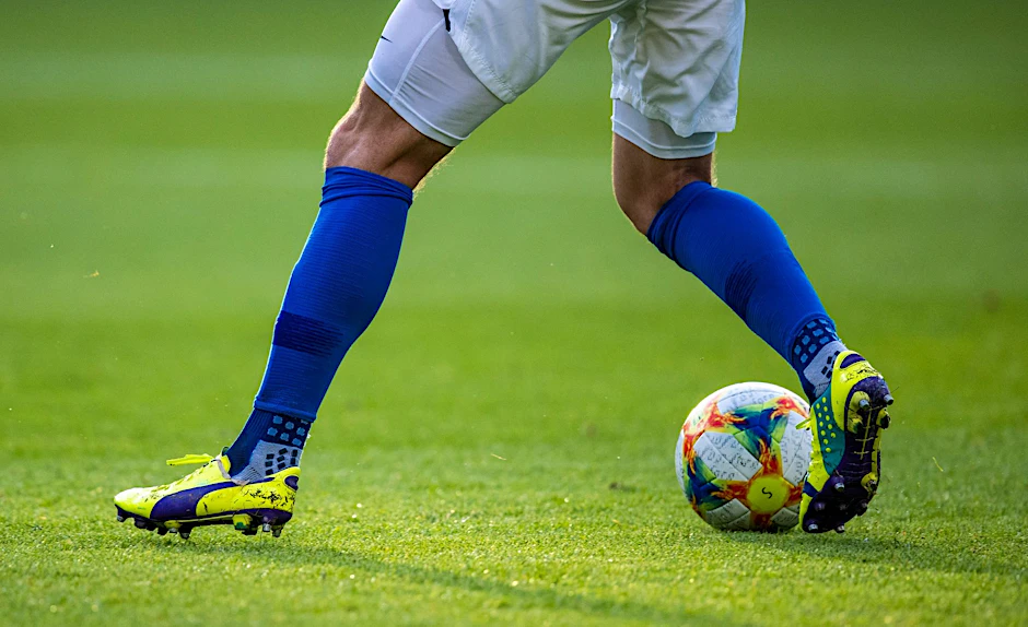 ARCHIV - Ein Fußballspieler ist am Ball.  Symbolbild