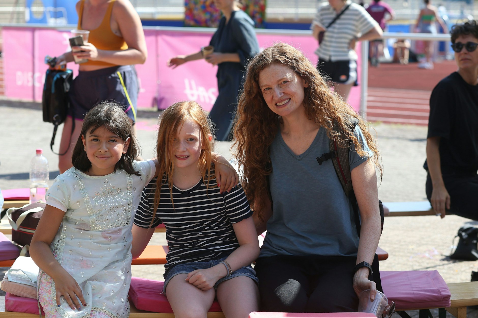 Die jungen Fußballfans Anika (l.) und Madeline Lazar nebst ihrer Mutter Megan Fleming freuten sich über den spanischen Sieg. Auch die Mädchen hoffen auf mehr Gleichberechtigung im Fußball.