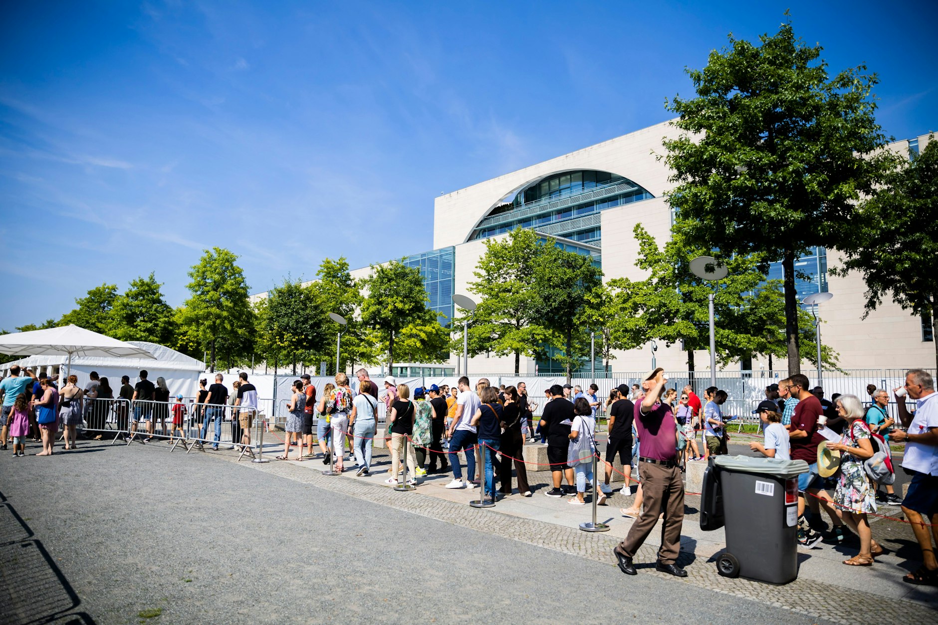 Lange Schlangen: Am ersten Tag der Veranstaltung waren das Bundeskanzleramt und die Ministerien schon mal gut besucht.