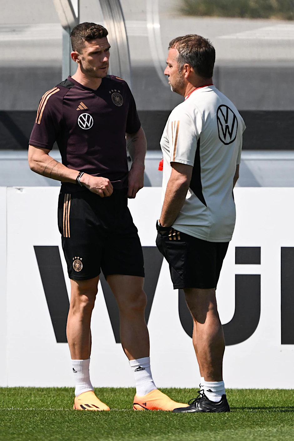 ARCHIV - Bundestrainer Hansi Flick (r) spricht im Training mit Nationalspieler Robin Gosens.  