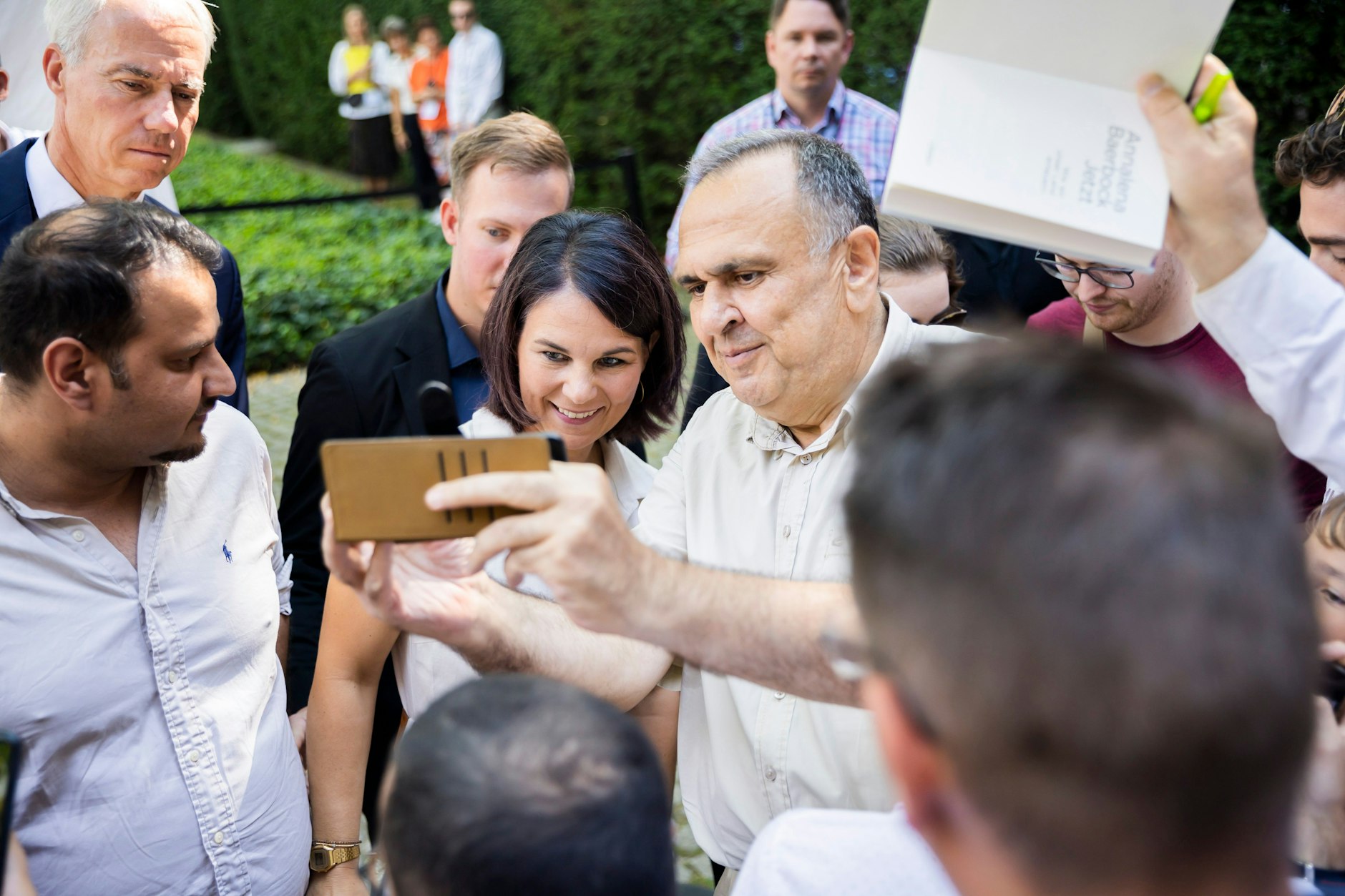 Breites Lächeln: Außenministerin Annalena Baerbock posiert beim Tag der offenen Tür der Bundesregierung für Selfies.