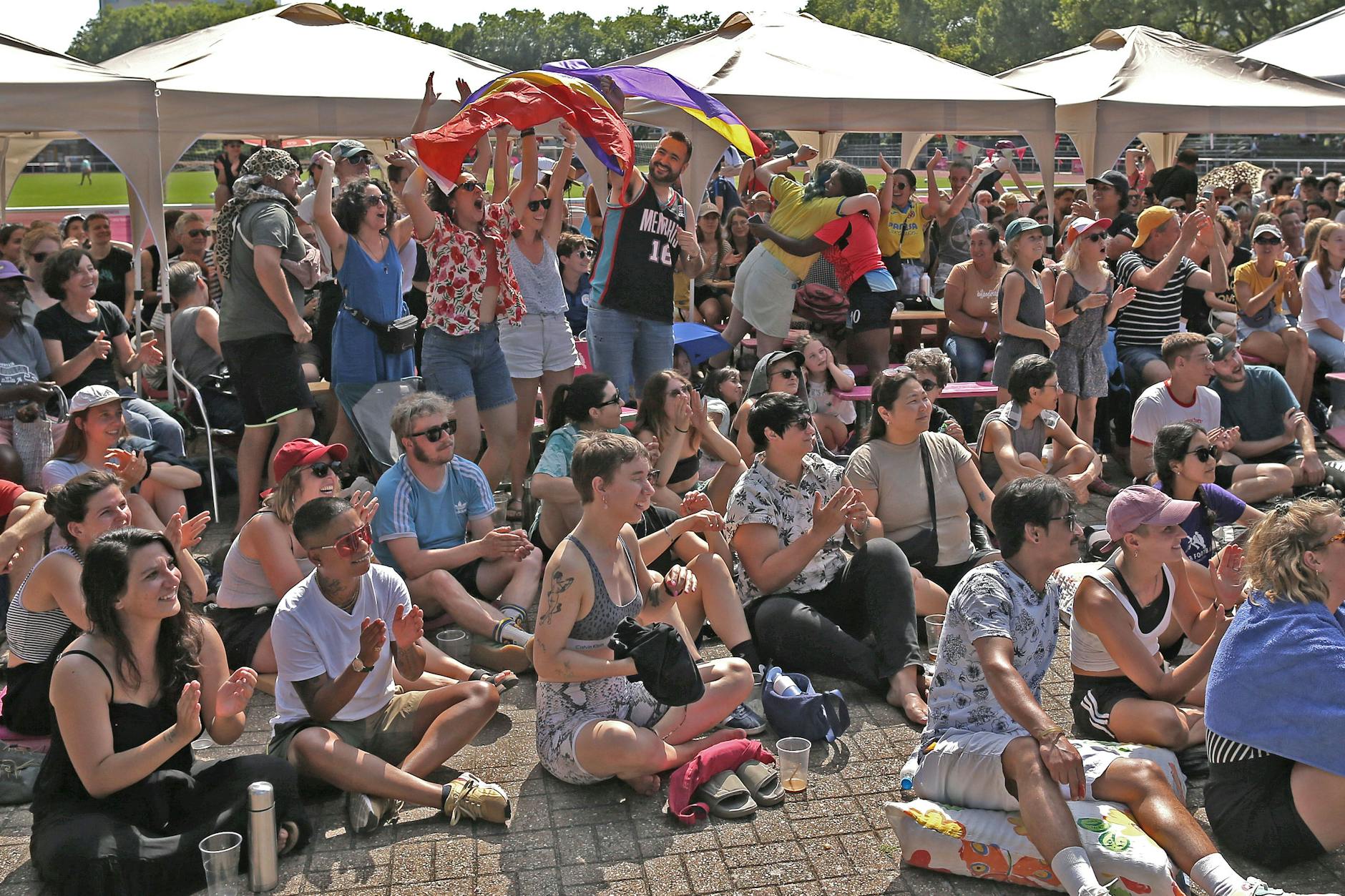 Olé: Fans feiern beim Public Viewing im Willy-Kressmann-Stadion den Sieg der Spanierinnen.
