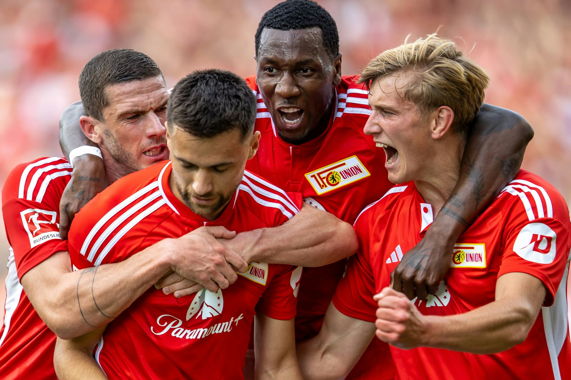 Milos Pantovic jubelt nach seinem Treffer zum 4:1 mit Teamkollegen Aljoscha Kemlein (r), Sheraldo Becker (2.v.r) und Robin Gosens