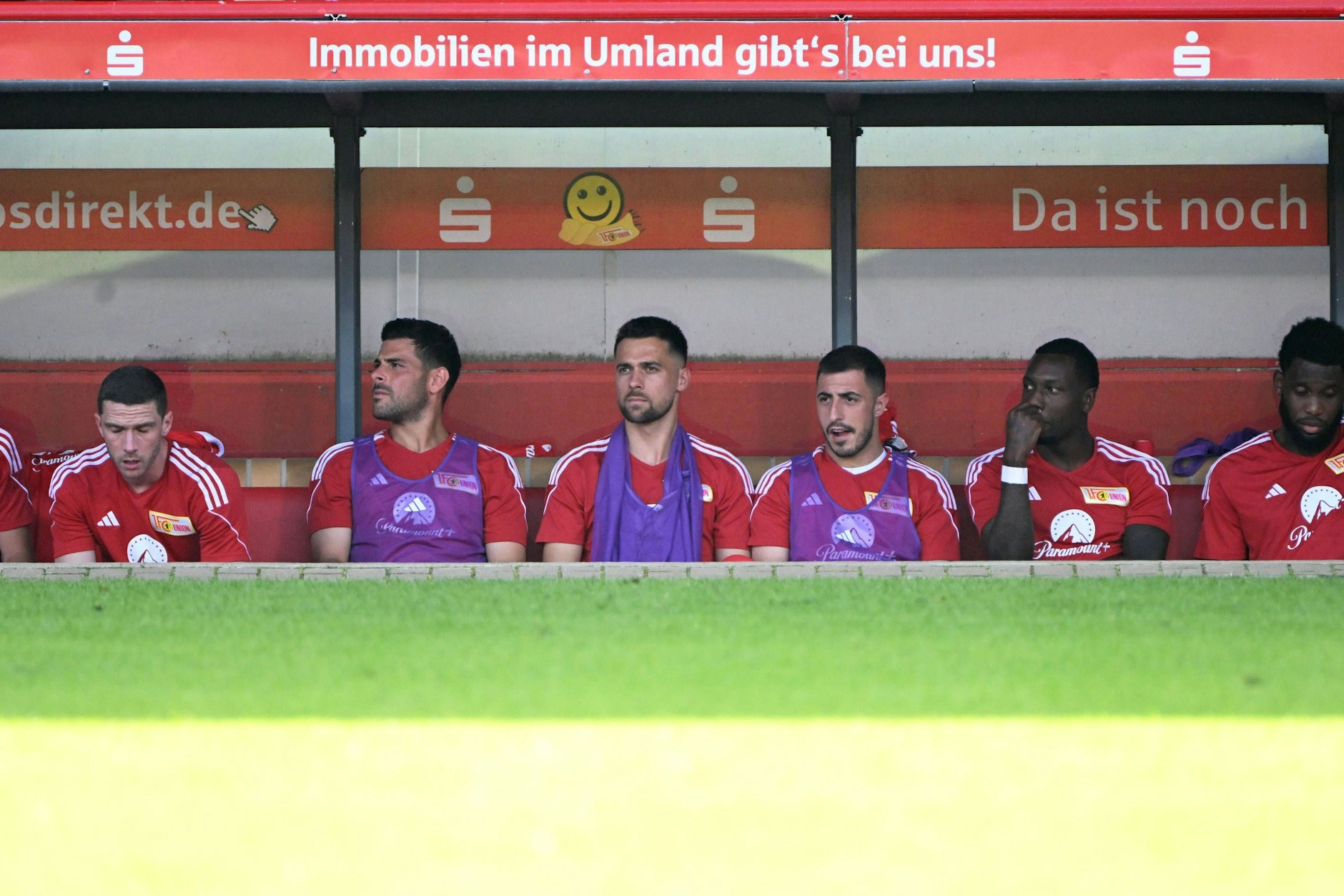 Die beste Ersatzbank in der Geschichte des 1. FC Union Berlin, mit Robin Gosens, Kevin Volland, Milos Pantovic, Josip Juranovic, Sheraldo Becker und Jordan Siebatcheu (v.l.n.r.)