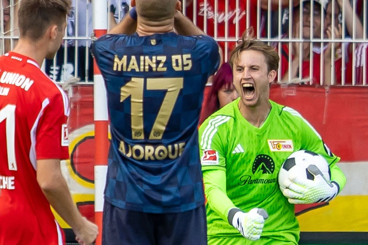 Frederik Rönnow hielt gegen den Mainzer Ludovic Ajorque gleich zwei Elfmeter.