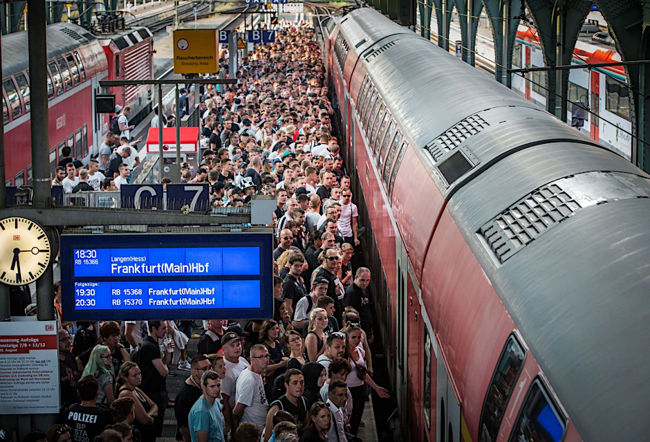 ARCHIV - Die Bahngewerkschaft ruft Fußball-Fans zu respektvollem Verhalten auf.  