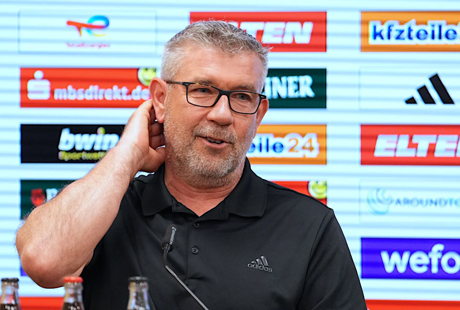 ARCHIV - Unions Cheftrainer Urs Fischer spricht.  