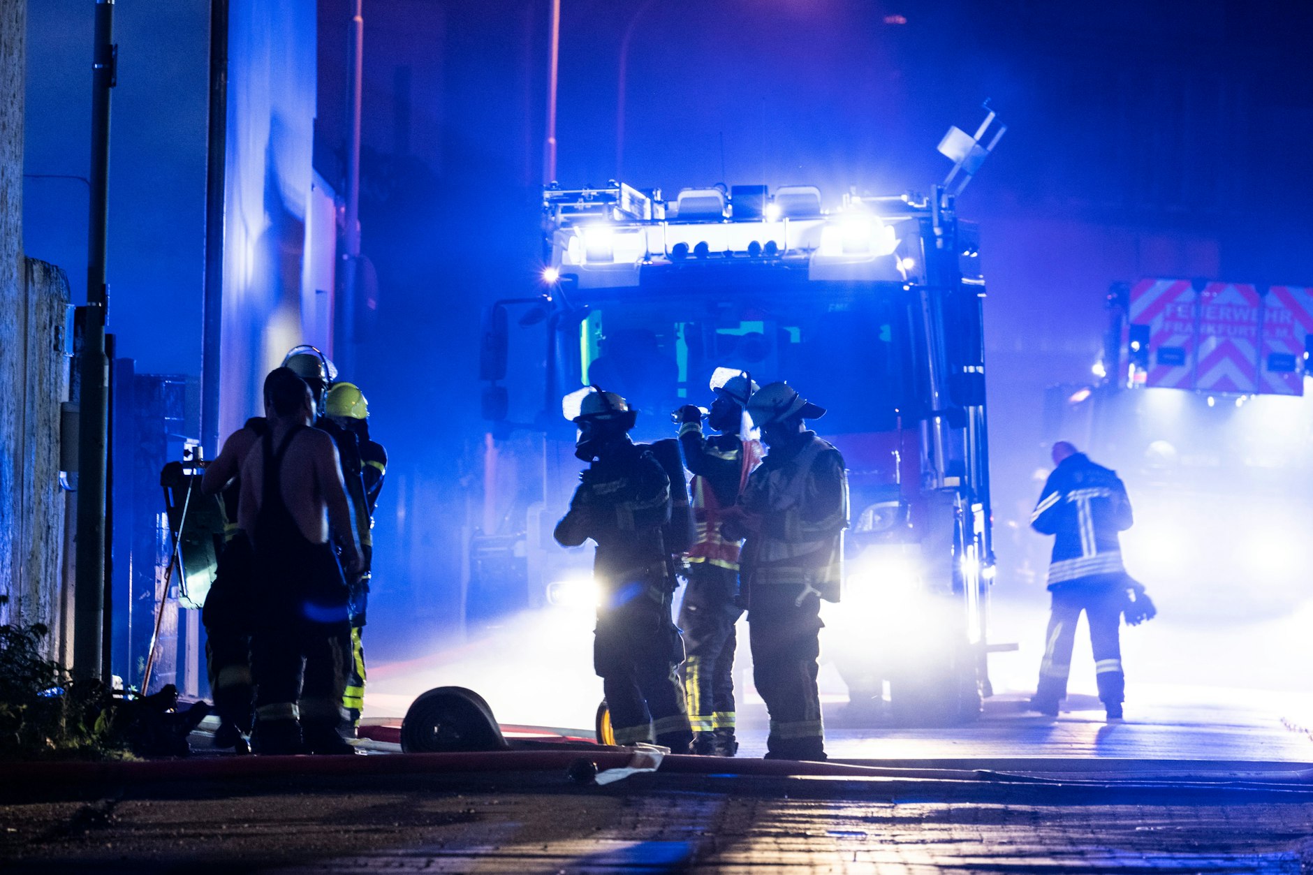 Feuerwehrleute bekämpfen einen Brand in einem Recycling-Betrieb für Batterien in Offenbach.