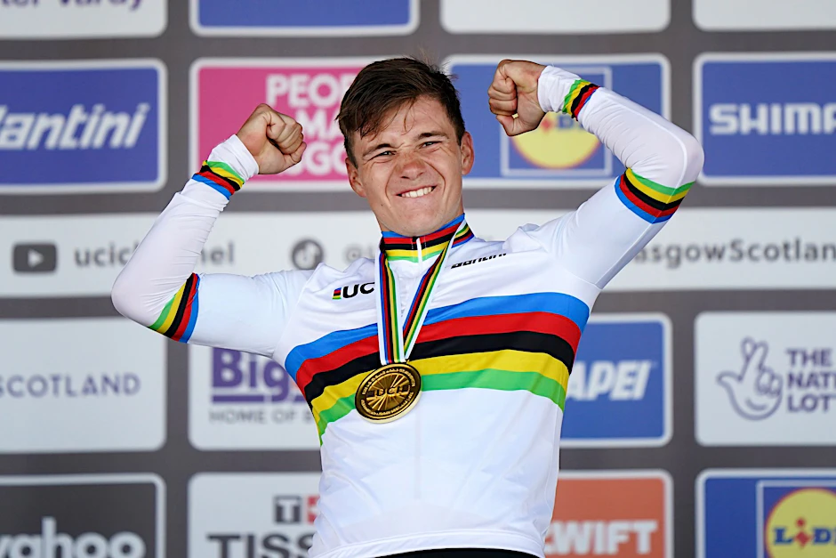 Der Belgier Remco Evenepoel jubelt nach seinem Sieg auf dem Podium.  
