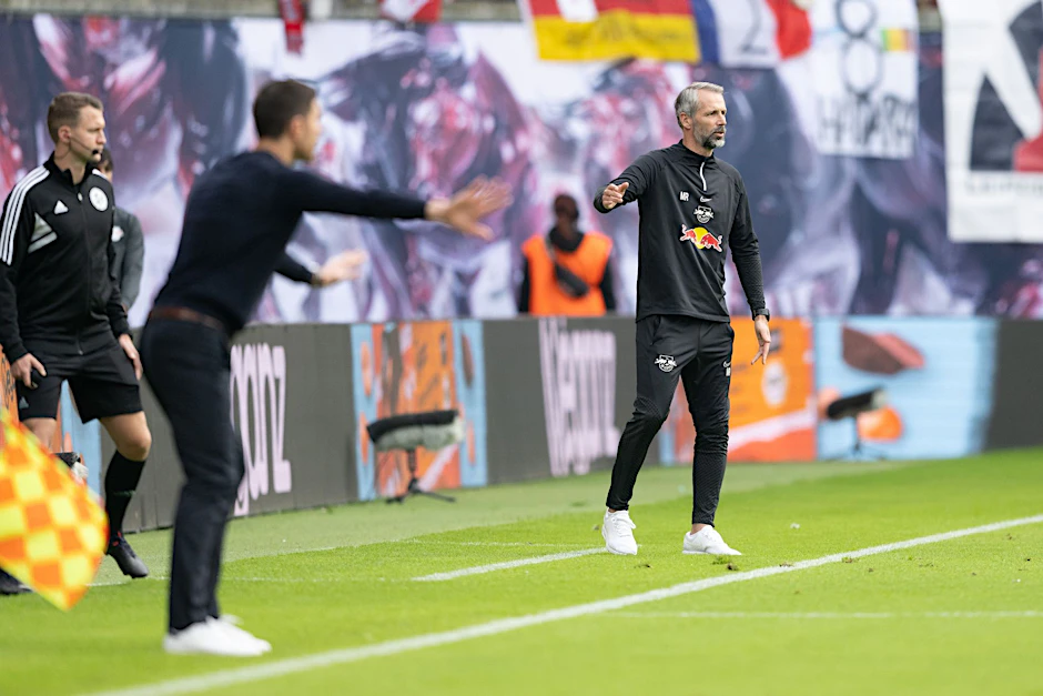ARCHIV - Leverkusens Trainer Xabi Alonso (l) und Leipzigs Trainer Marco Rose gestikulieren während eines Spiels.  e-Agentur GmbH/dpa