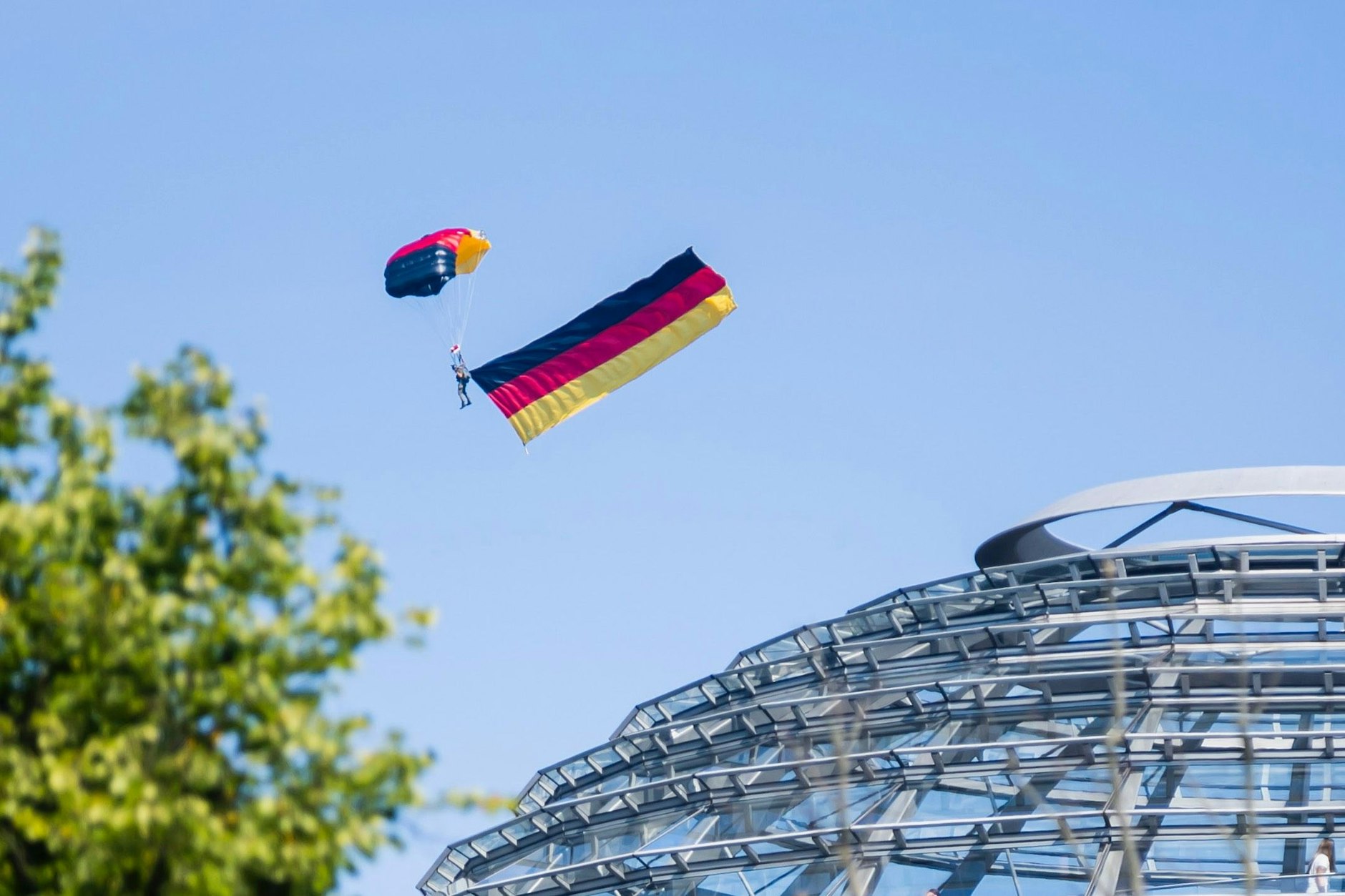 Spektakuläre Show: Wie am Sonnabend werden auch am Sonntag Fallschirmspringer der Bundespolizei Testsprünge vorführen.