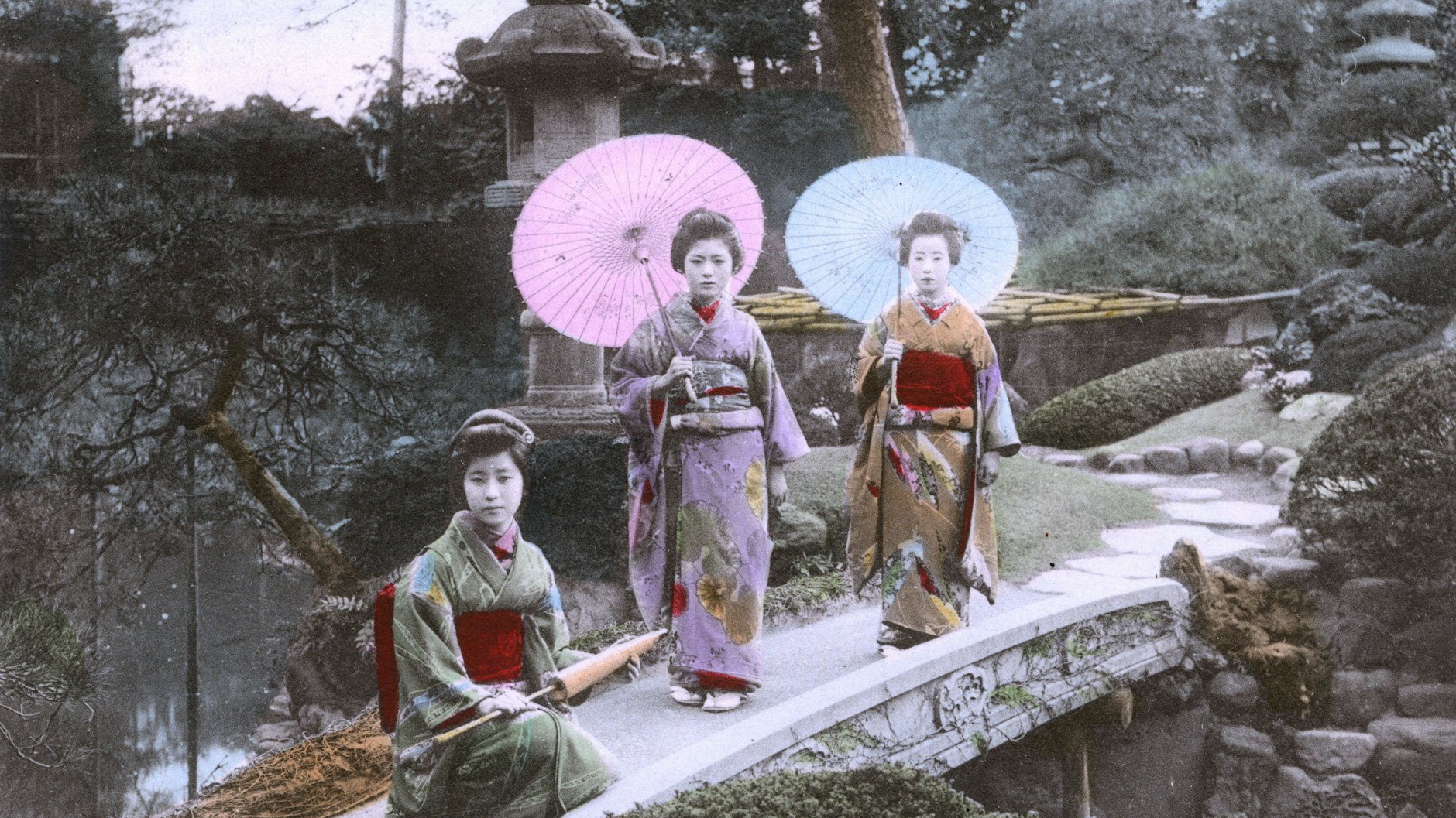 Ein Blick in die Geschichte zeigt: In Japan trugen die Frauen schon immer gern Sonnenschirme.