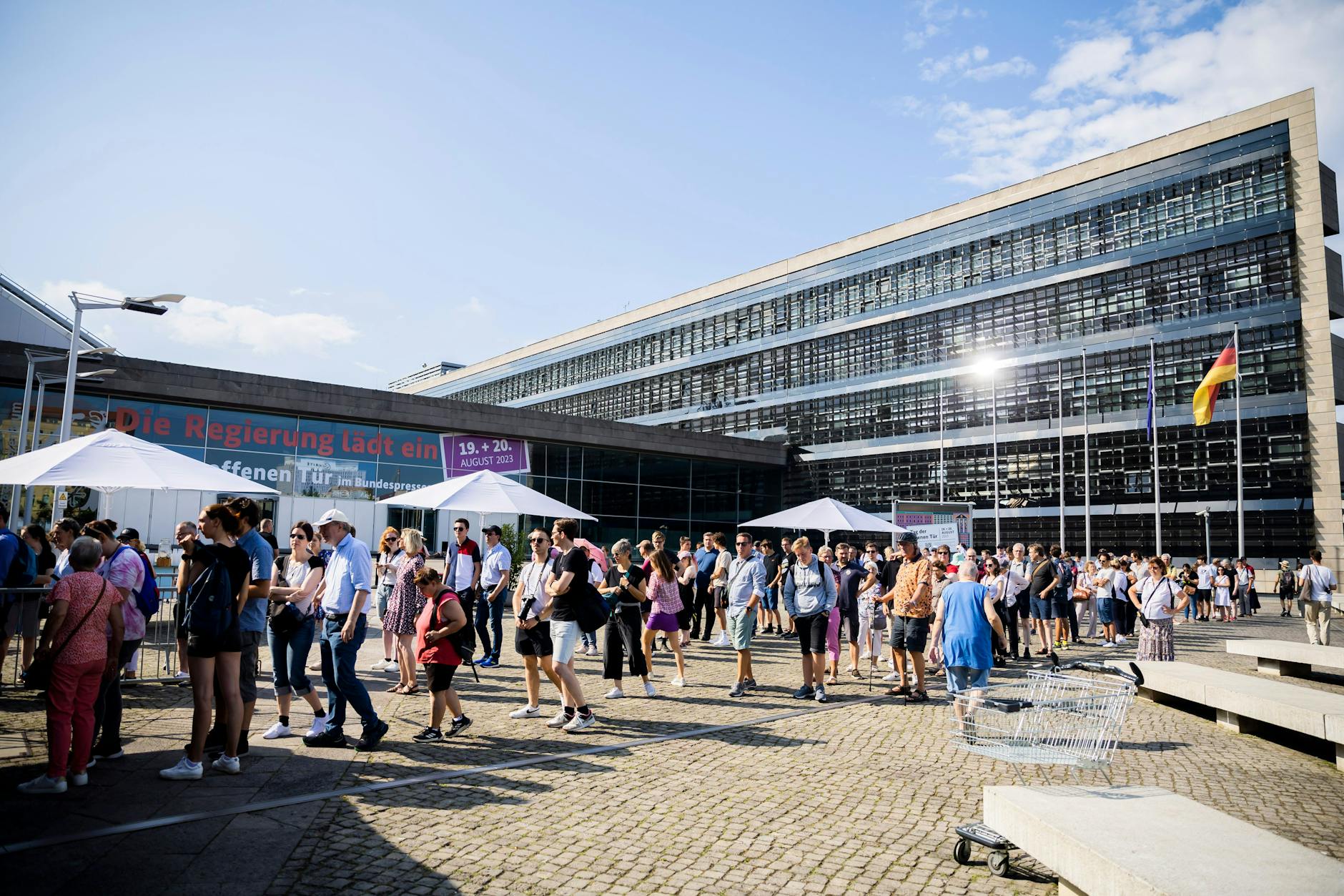 Lange Schlangen unter praller Sonne: Schon der erste Tag der Veranstaltung war gut angelaufen.