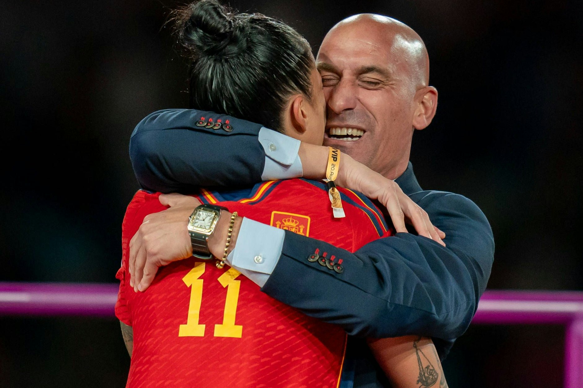 Spaniens Verbandspräsident Luis Rubiales umarmt Jennifer Hermoso. Anschließend küsst er sie auf den Mund, was für viel Kritik sorgt.&nbsp;