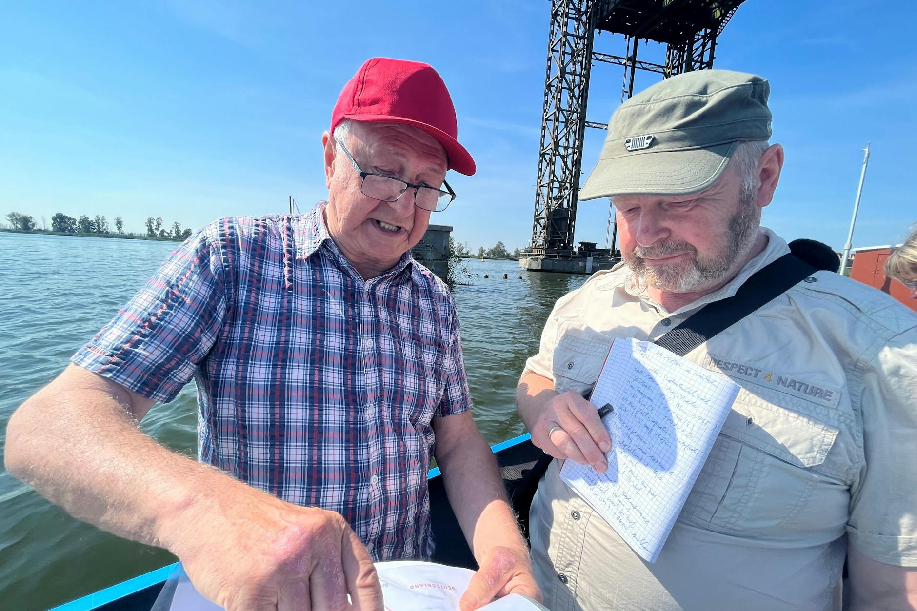Günther Jikeli (l.) setzt sich seit Jahrzehnten für den Wiederaufbau der Südanbindung ein. Während einer Bootsfahrt zur alten Hubbrücke erläutert er Tom Schröter von der Ostsee-Zeitung seine Pläne.