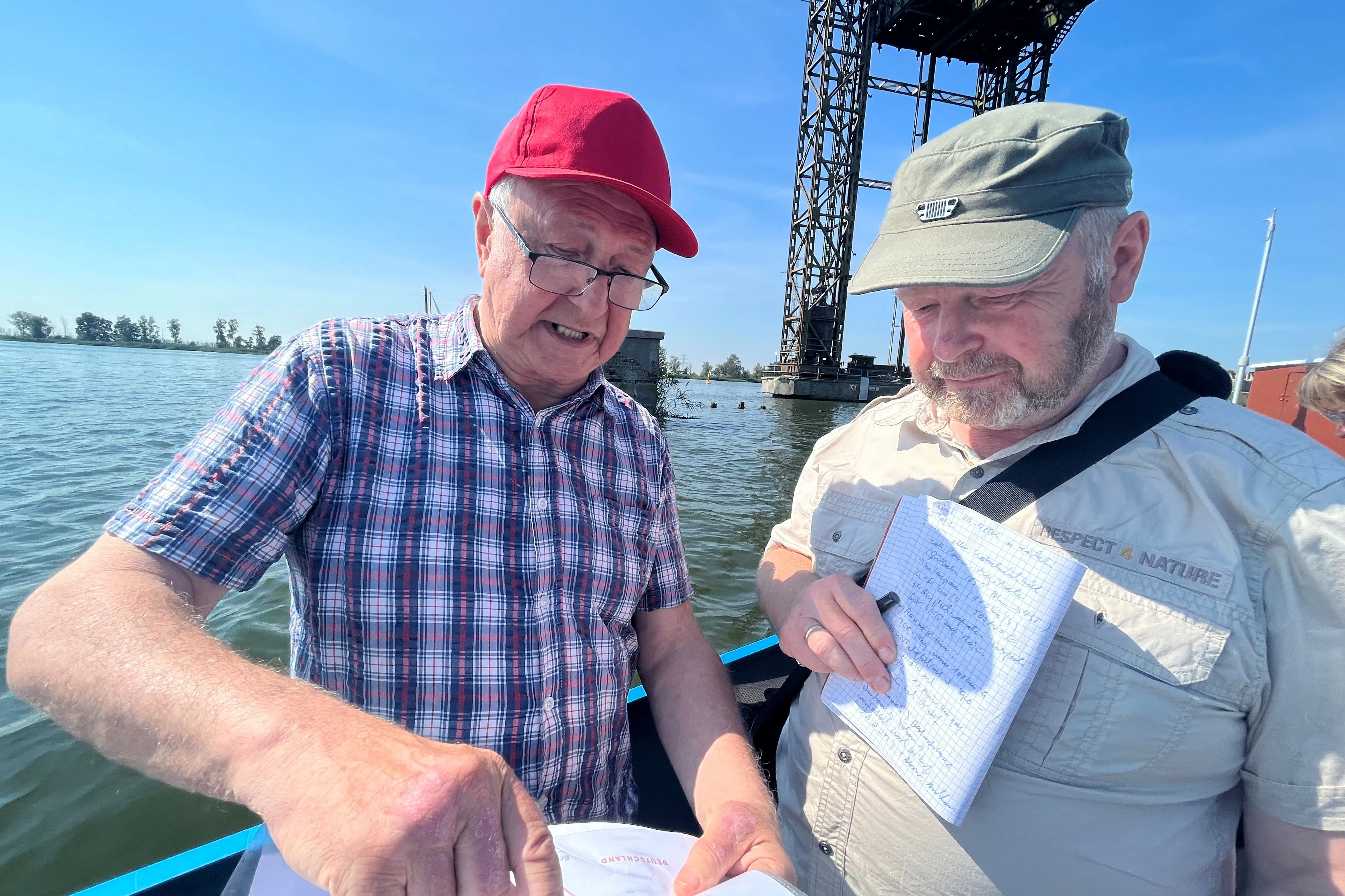 Günther Jikeli (l.)  setzt sich seit Jahrzehnten für den Wiederaufbau der Südanbindung ein. Während einer Bootsfahrt zur alten Hubbrücke erläutert er Tom Schröter von der Ostsee-Zeitung seine Pläne.