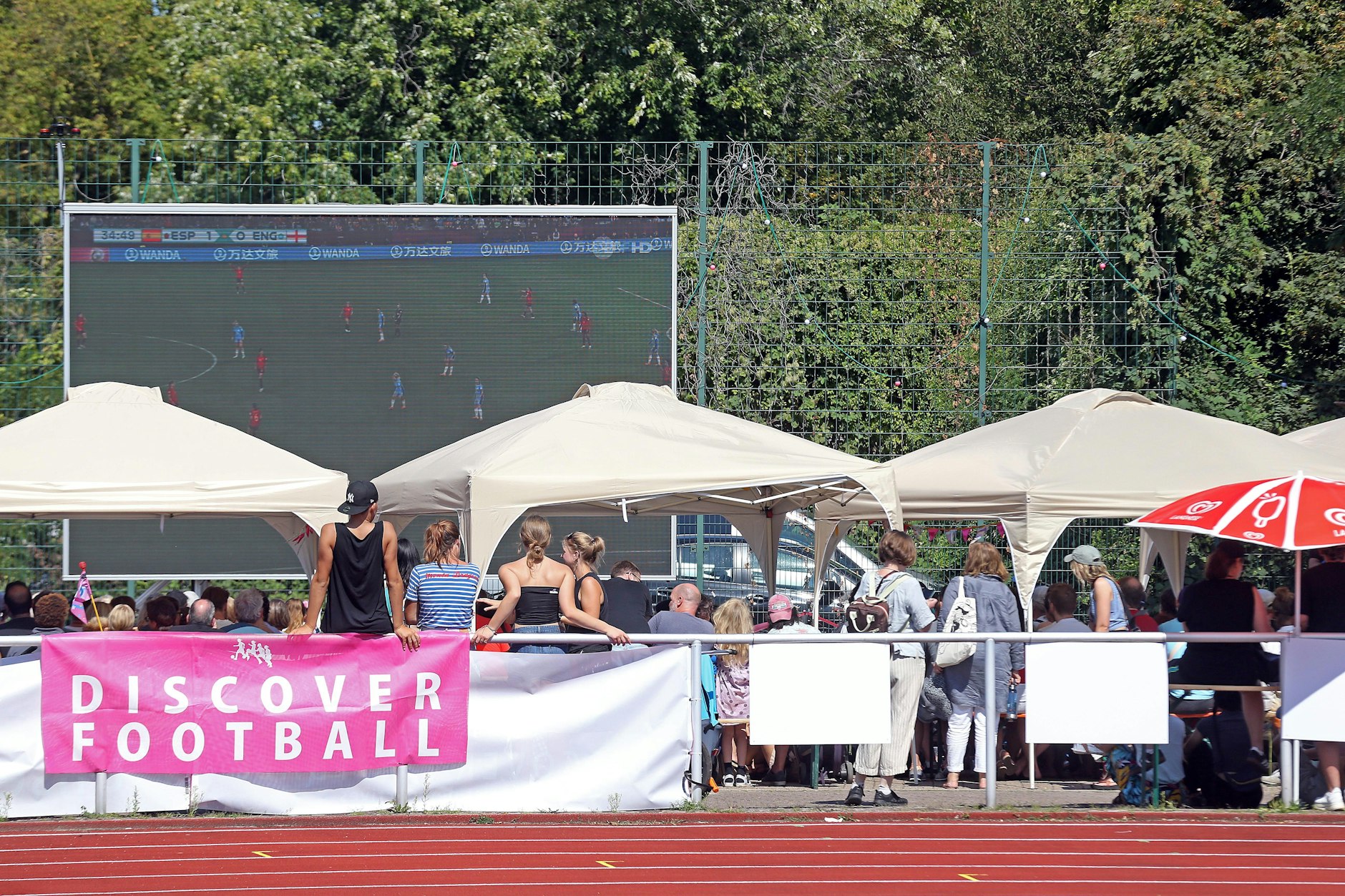 Trotz heißer Mittagssonne kamen Hunderte Zuschauer zum Public Viewing im Willy-Kressmann-Stadion.