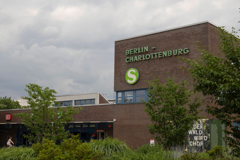 Mann am S-Bahnhof Charlottenburg niedergestochen: 73-Jähriger festgenommen