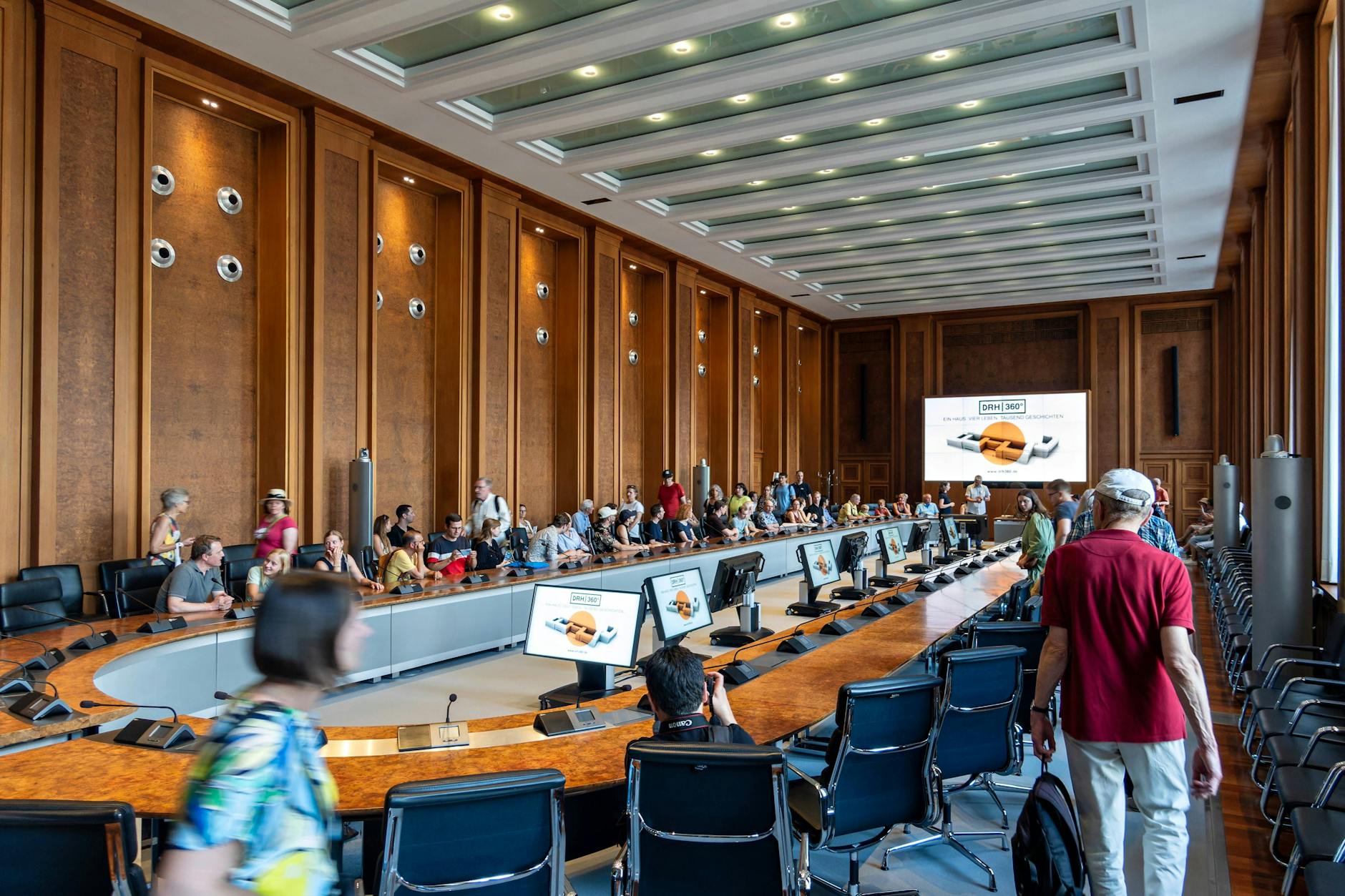 Lange Tafel: Während zahlreicher Führungen, hier im Bundesfinanzministerium, werden die Arbeitsräume der Politikerinnen und Politiker gezeigt.